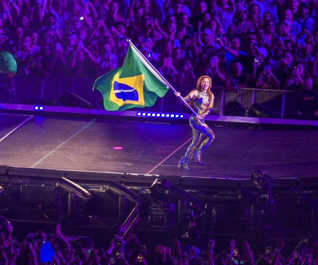 Shakira samba com bateria da Tijuca e canta com Ivete, Bethânia e Caetano Veloso