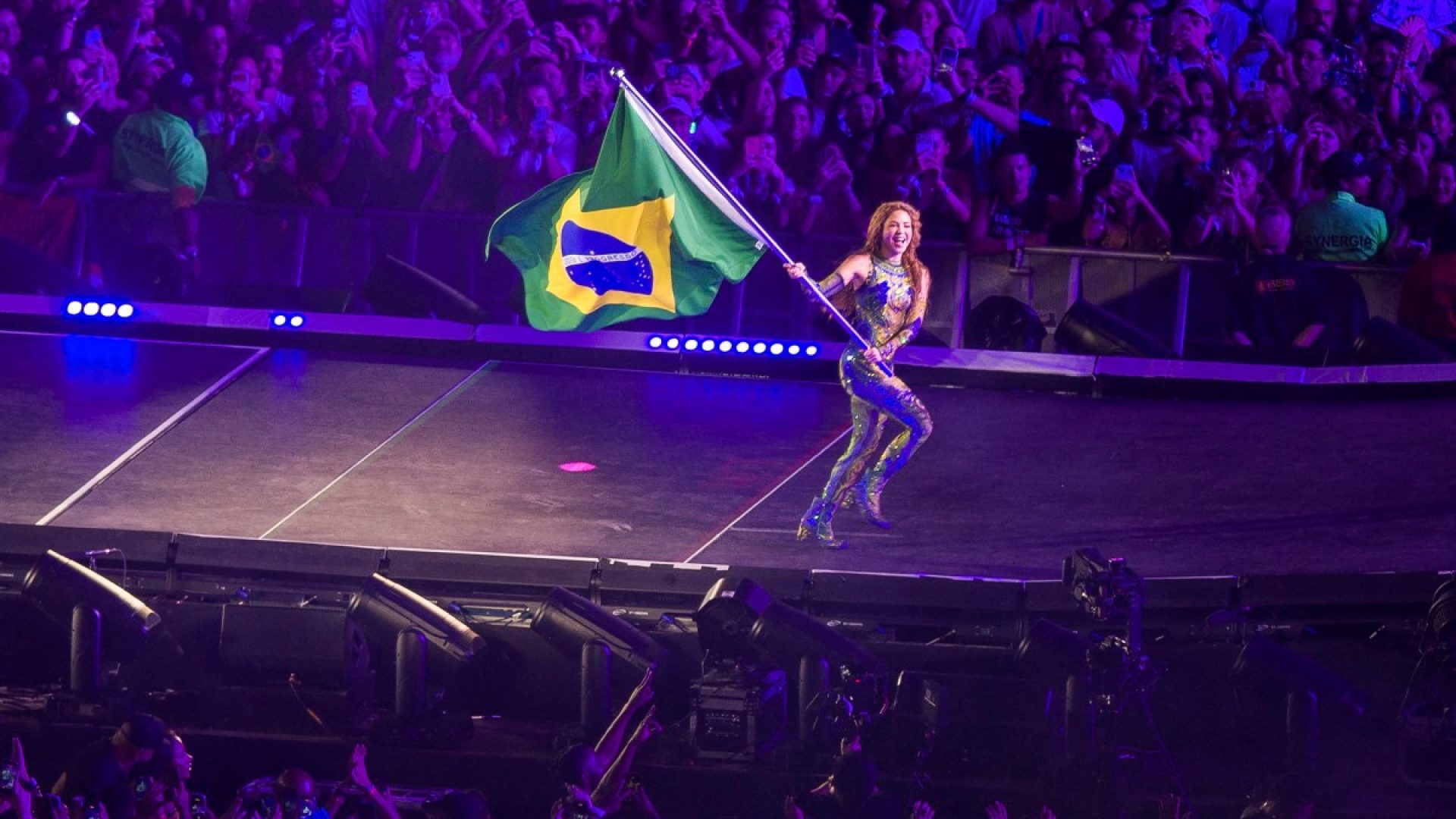 Shakira samba com bateria da Tijuca e canta com Ivete, Bethânia e Caetano Veloso