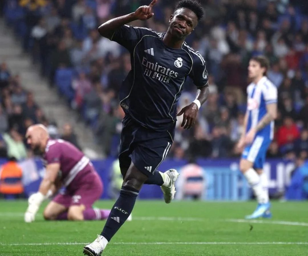 Real Madrid vence com dois gols de Vini Jr. e adia título do Barcelona