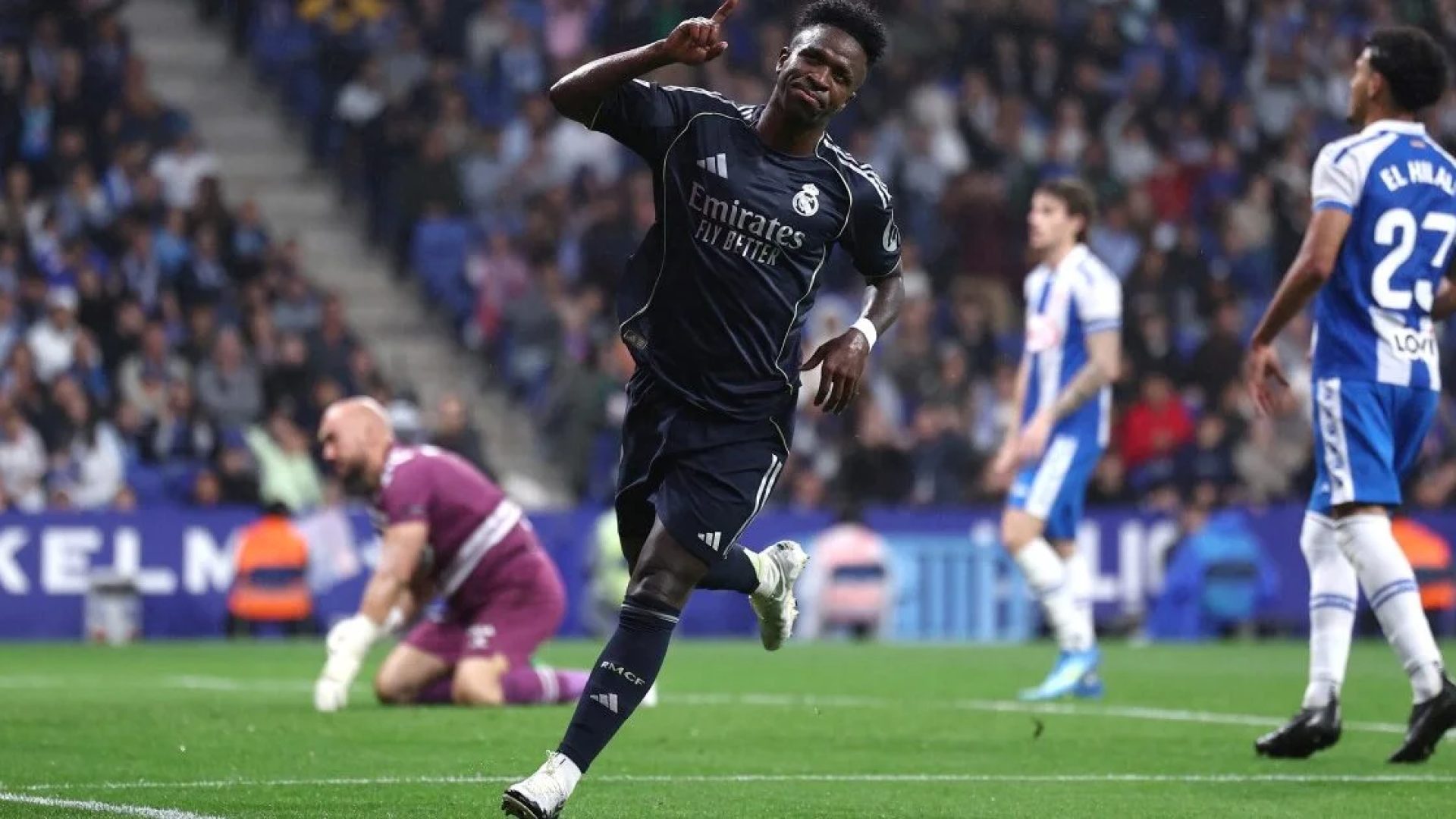 Real Madrid vence com dois gols de Vini Jr. e adia título do Barcelona