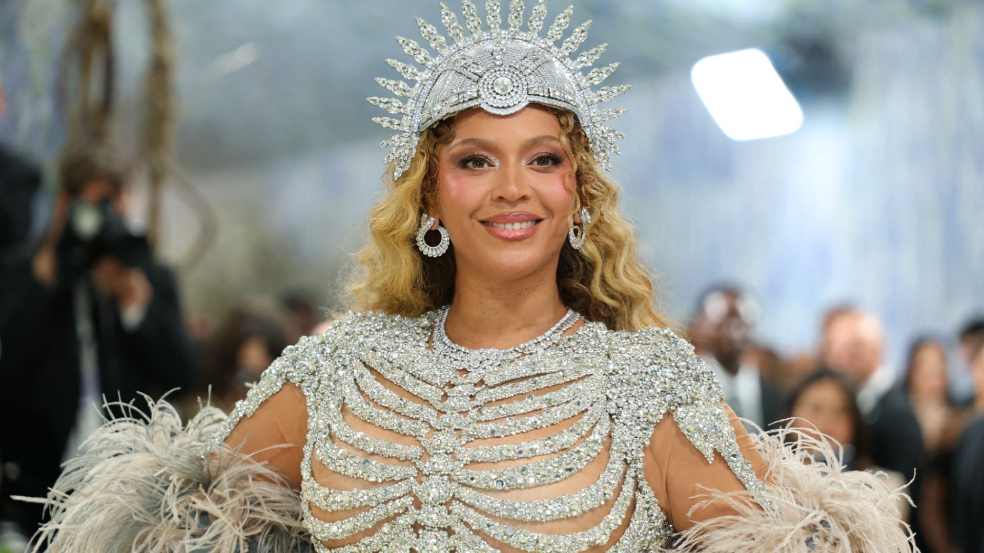 Beyoncé lança, sem avisar, música gravada em 2013 que ficou de fora de álbum