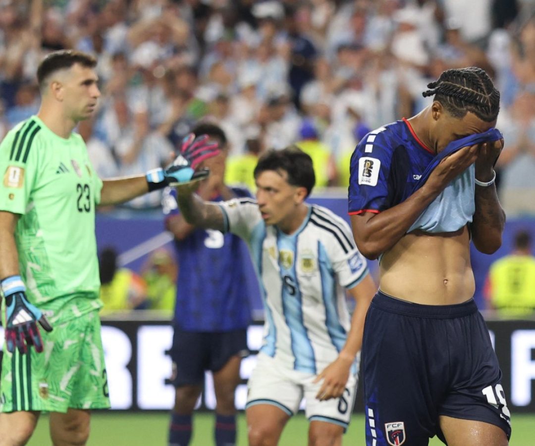 Argentina engasga na Copa, flerta com o vexame, mas é salva por gol contra na prorrogação