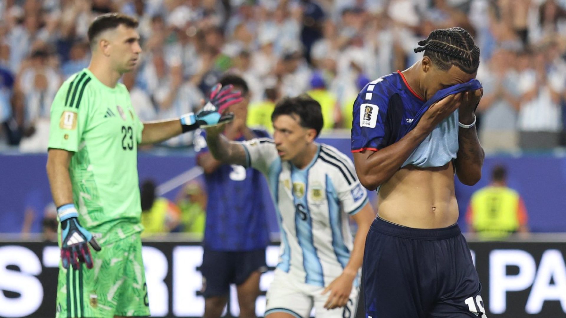 Argentina engasga na Copa, flerta com o vexame, mas é salva por gol contra na prorrogação