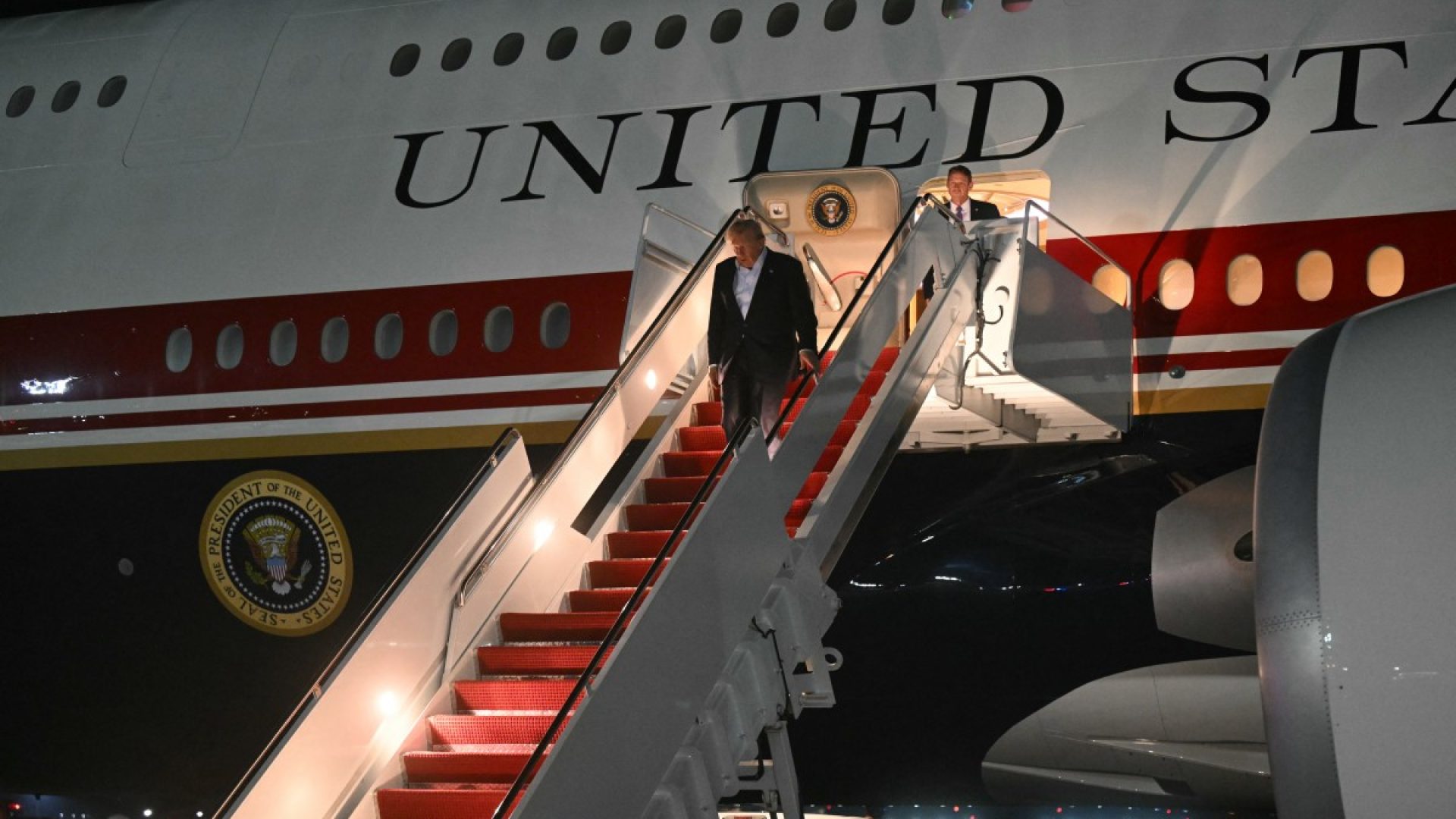 AFP__20260709__B9PC7JF__v1__MidRes__UsPresidentTrumpReturnsFromNatoSummitInTurkey.jpg