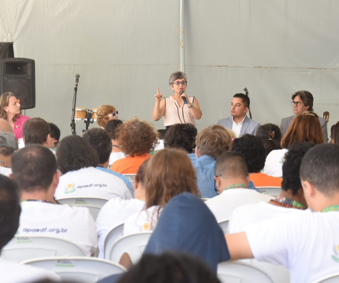 Secretária de Educação do DF apoia lançamento de projeto de inclusão da Apae