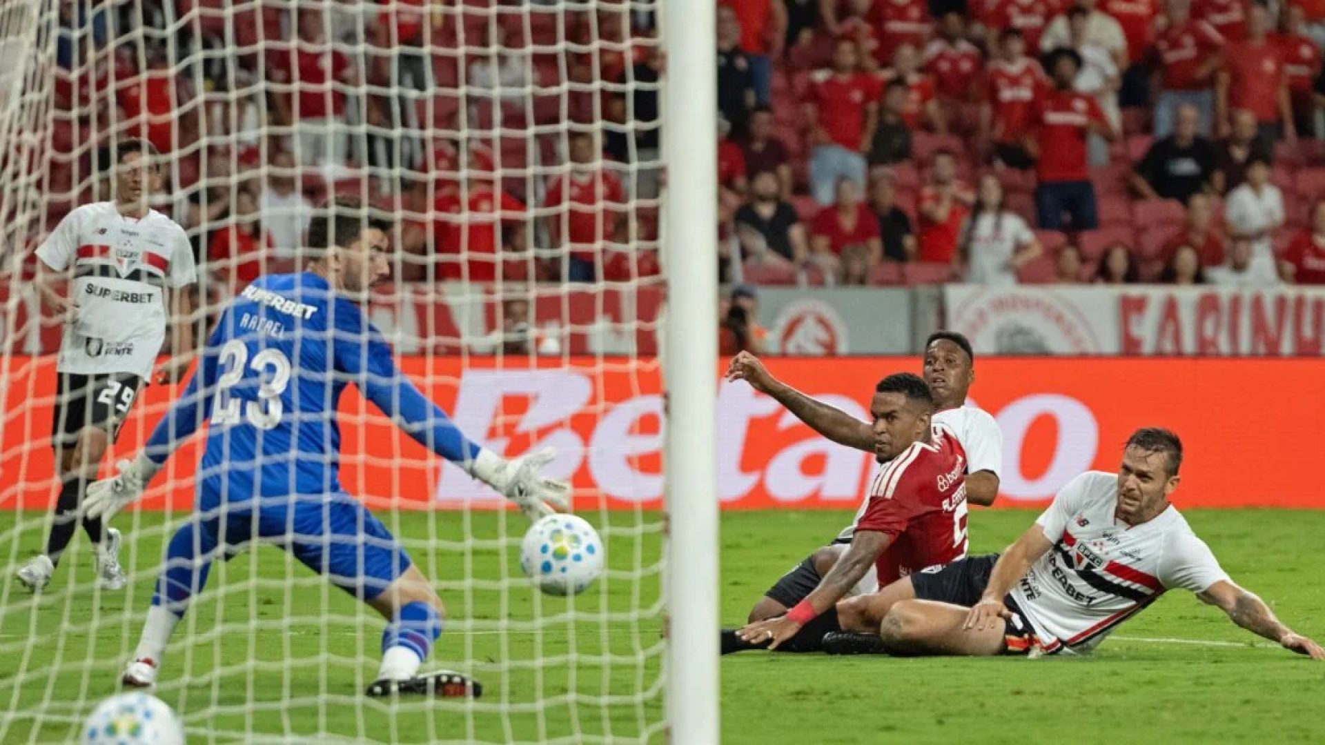 São Paulo empata com Internacional e amplia sequência sem vitórias