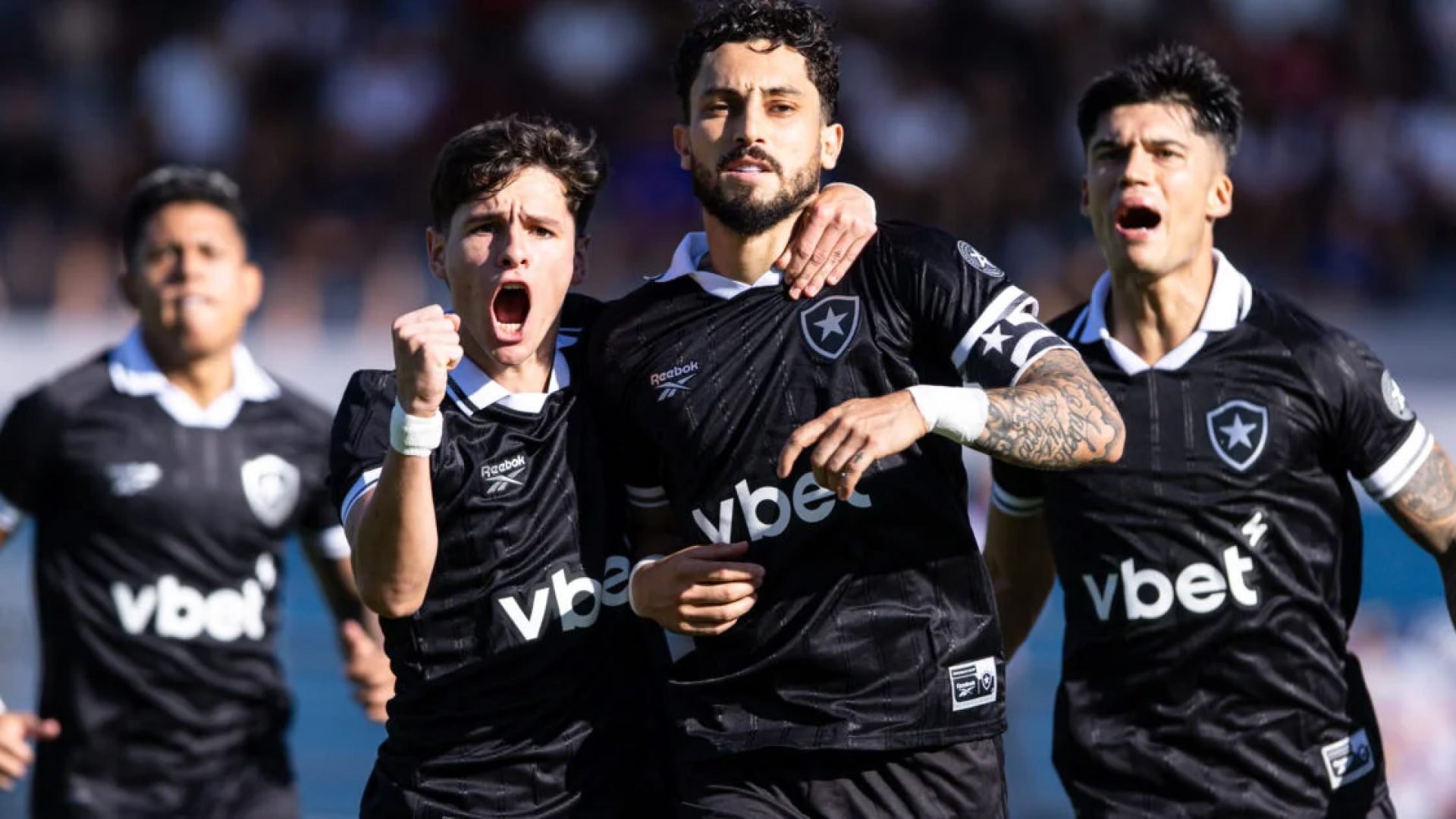 Botafogo usa bem a bola parada, vence o Red Bull Bragantino e respira no Brasileirão
