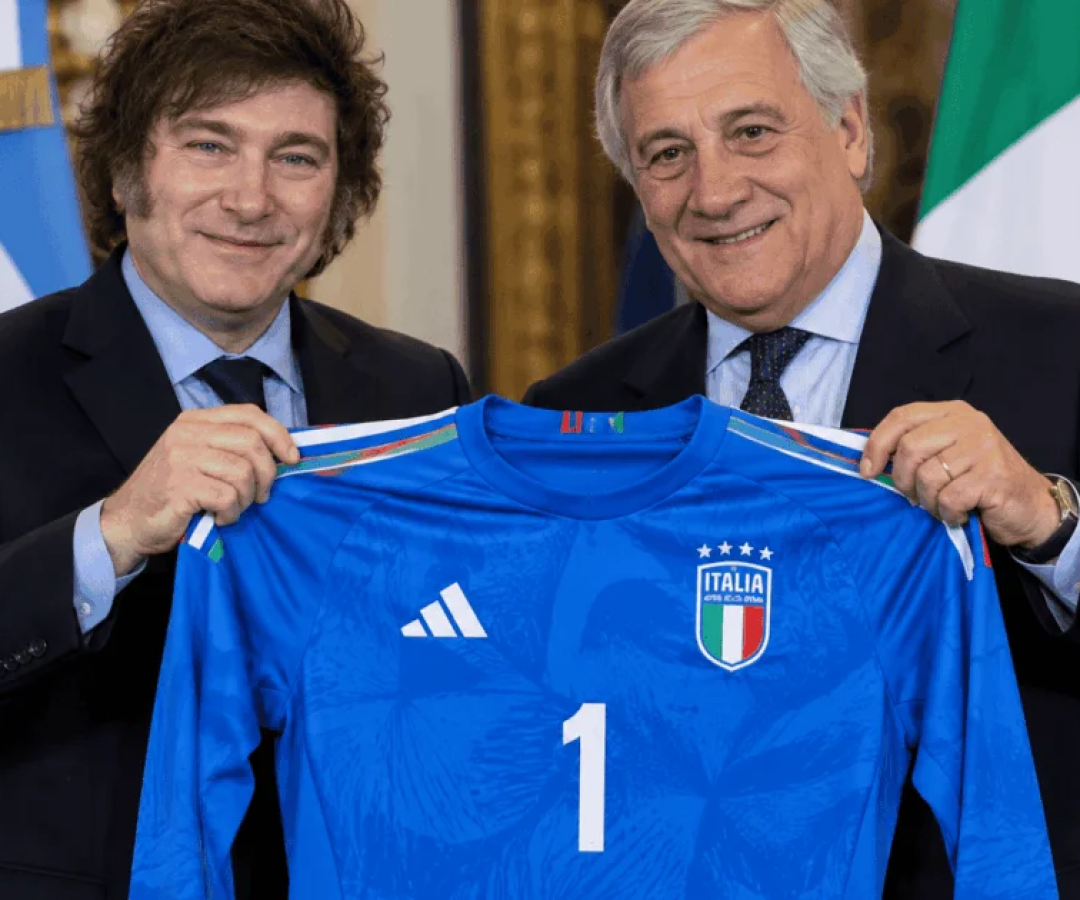 Milei recebe camisa de goleiro da Itália de chanceler Tajani