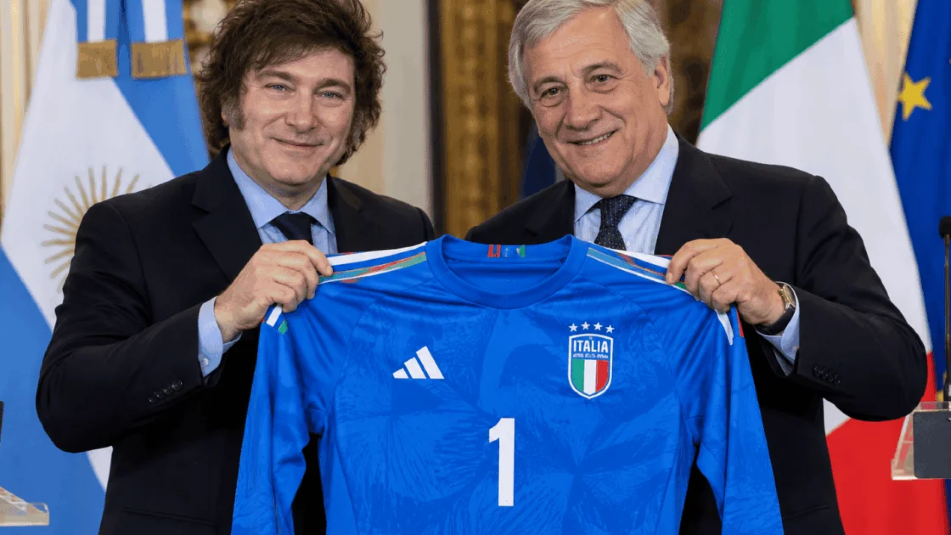 Milei recebe camisa de goleiro da Itália de chanceler Tajani