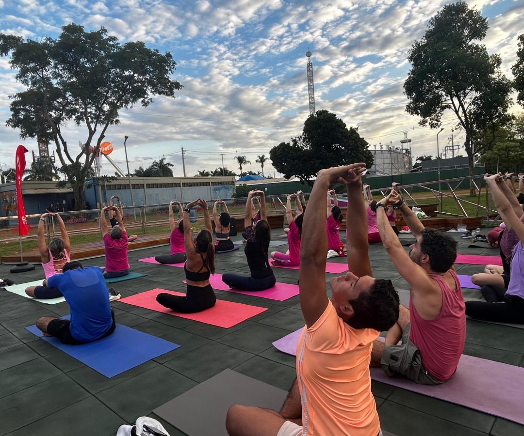 No Parque da Cidade, um aulão gratuito de yoga e hitbox celebrou o Outubro Rosa 