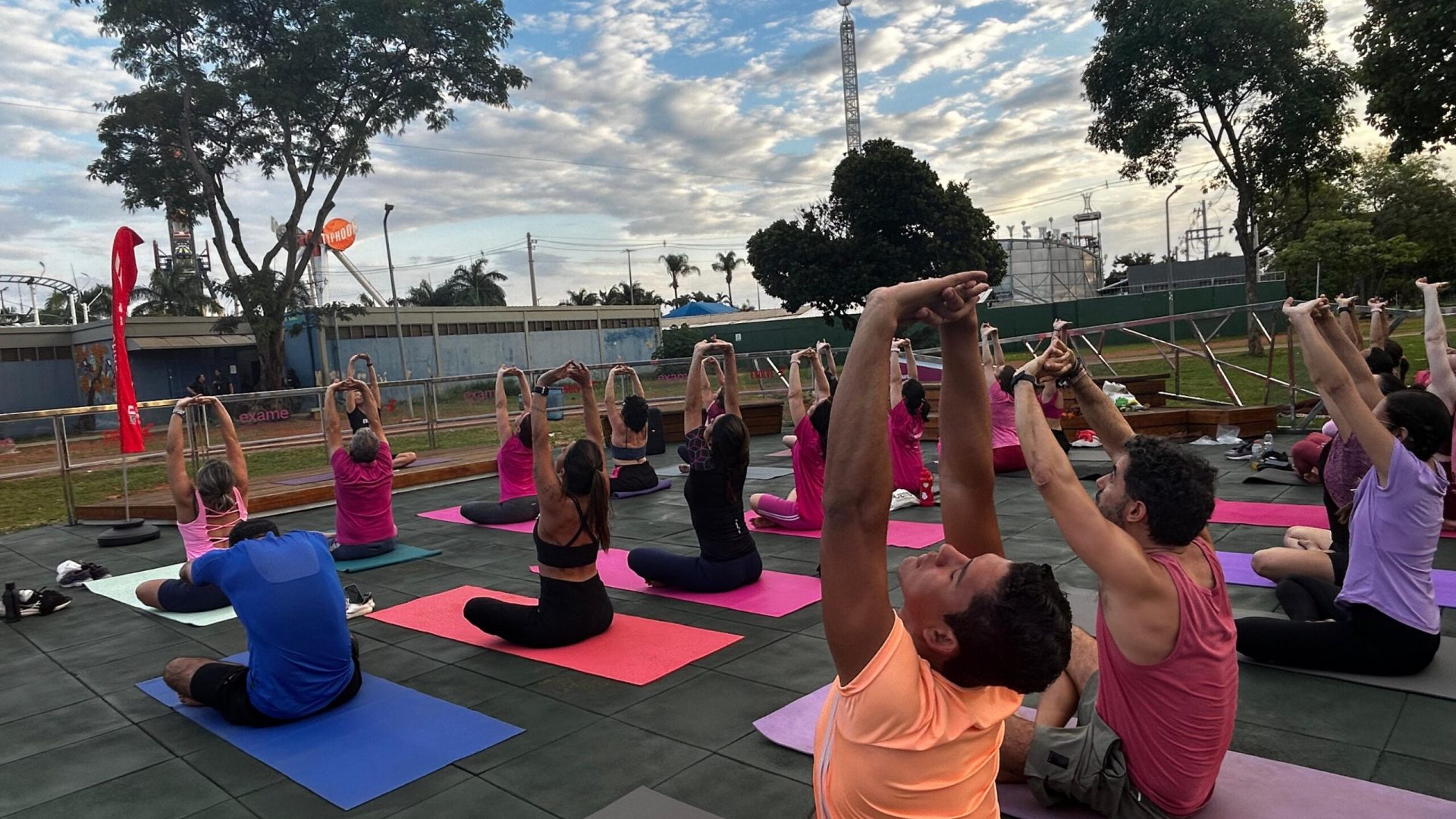 No Parque da Cidade, um aulão gratuito de yoga e hitbox celebrou o Outubro Rosa 