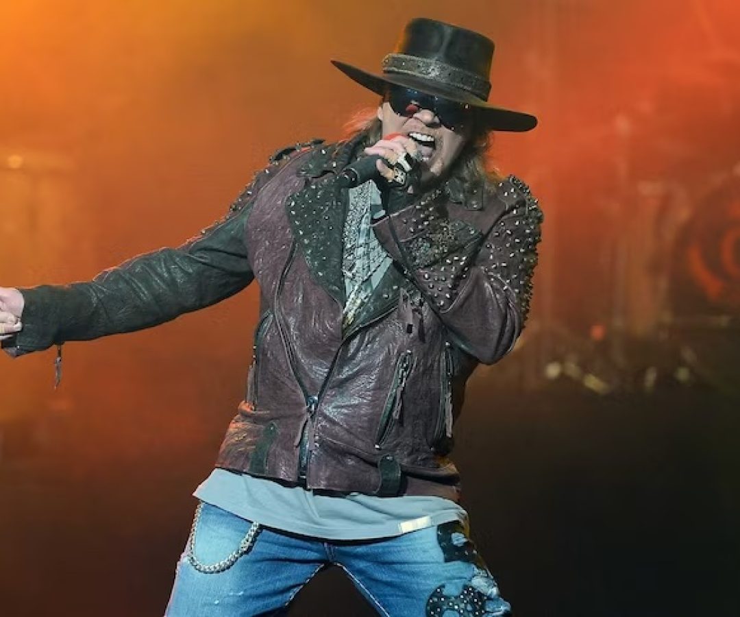 Irritado, Axl Rose arremessa microfone e chuta bateria em show na Argentina