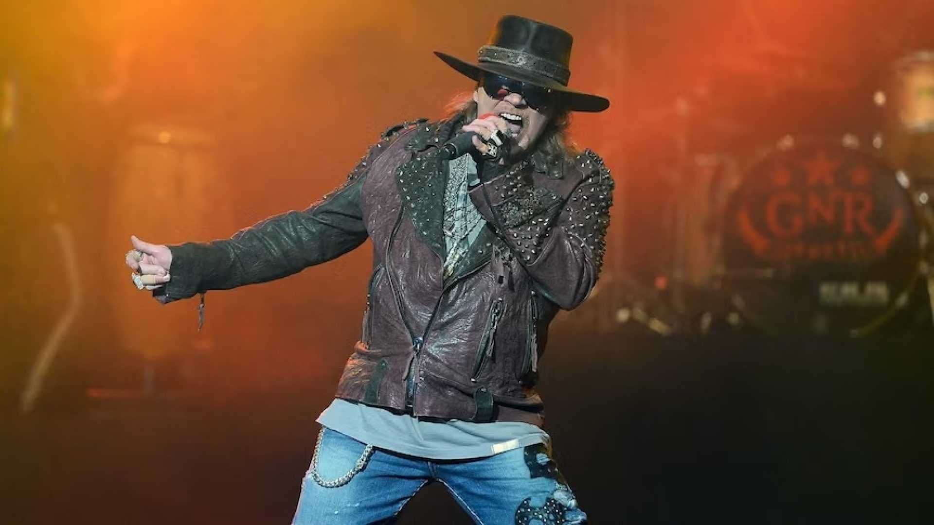 Irritado, Axl Rose arremessa microfone e chuta bateria em show na Argentina