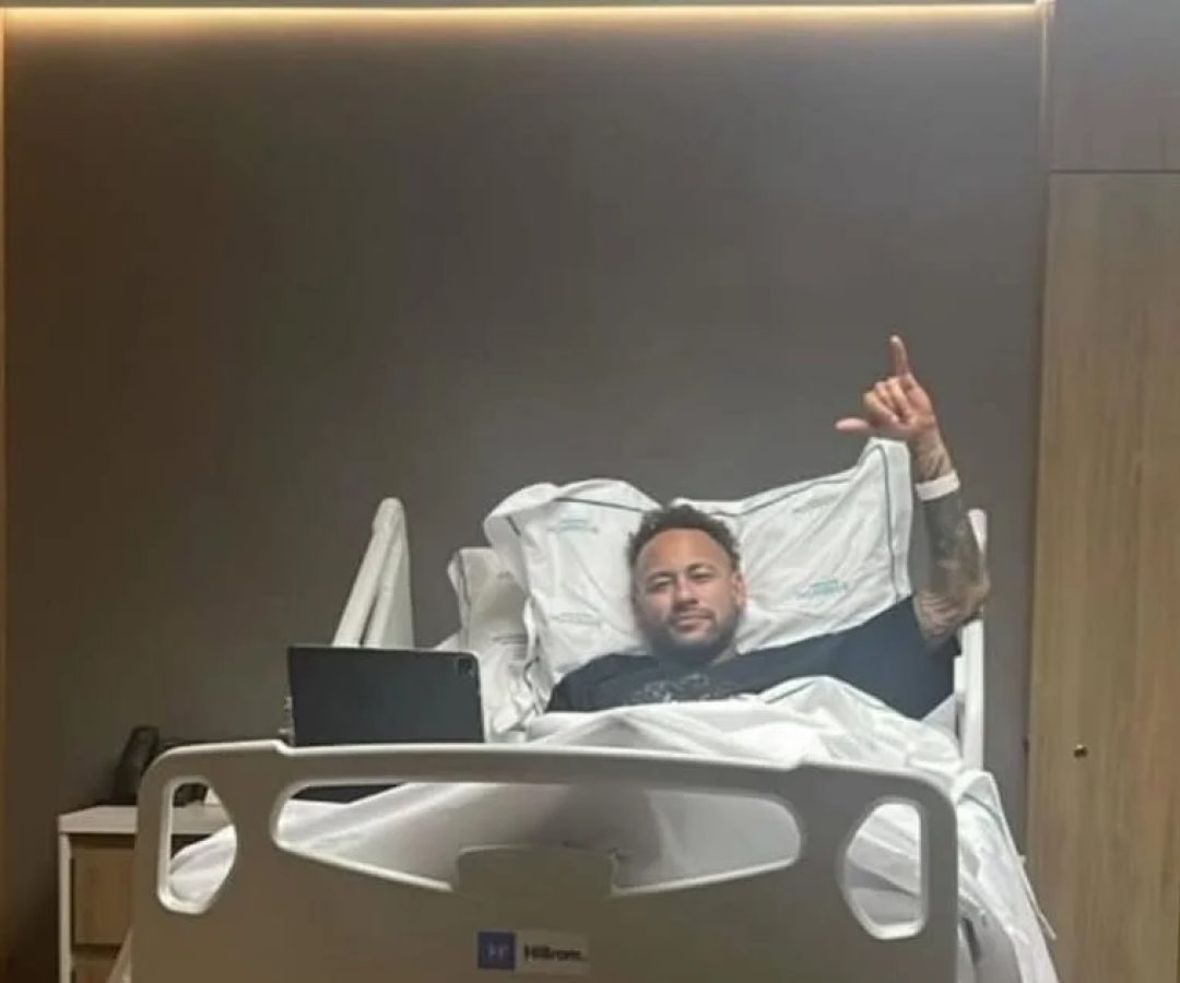 Neymar passa por cirurgia no joelho após recado a Ancelotti