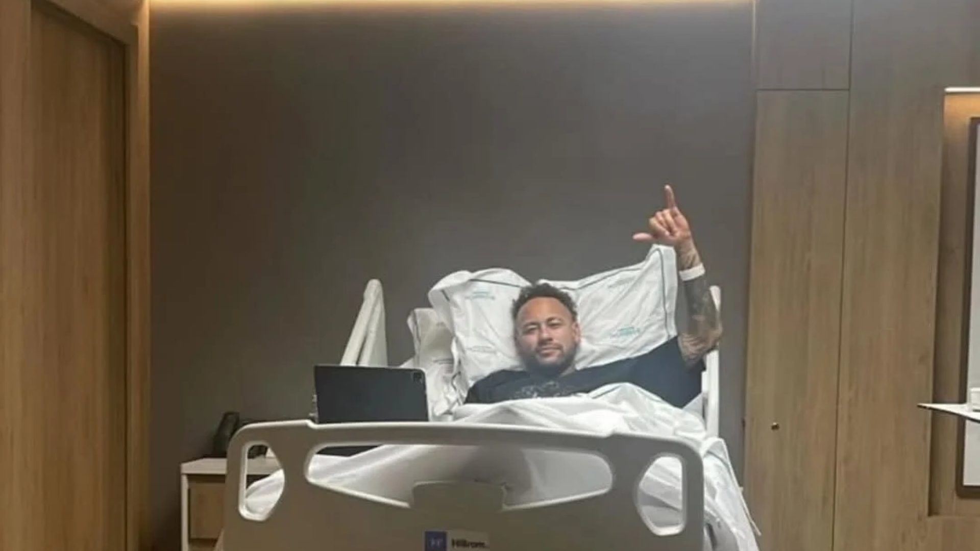 Neymar passa por cirurgia no joelho após recado a Ancelotti