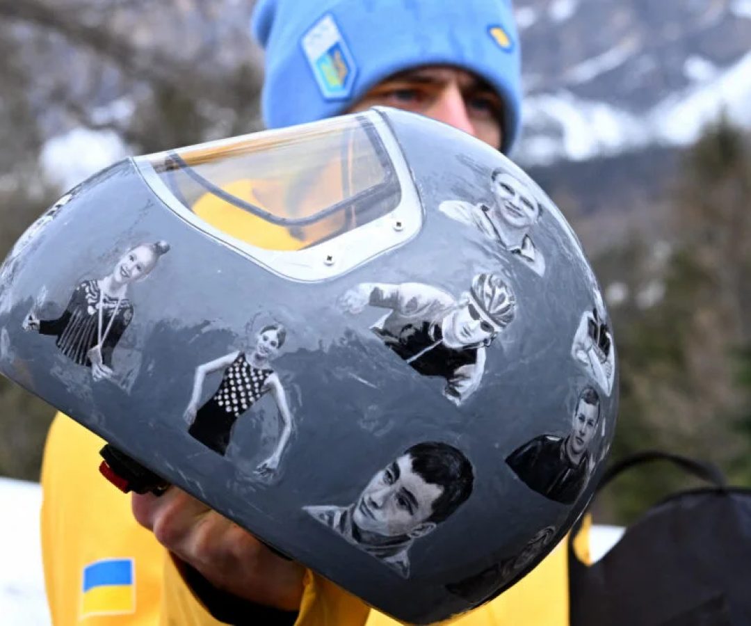 Atleta ucraniano é banido dos Jogos Olímpicos de Inverno após protesto com capacete