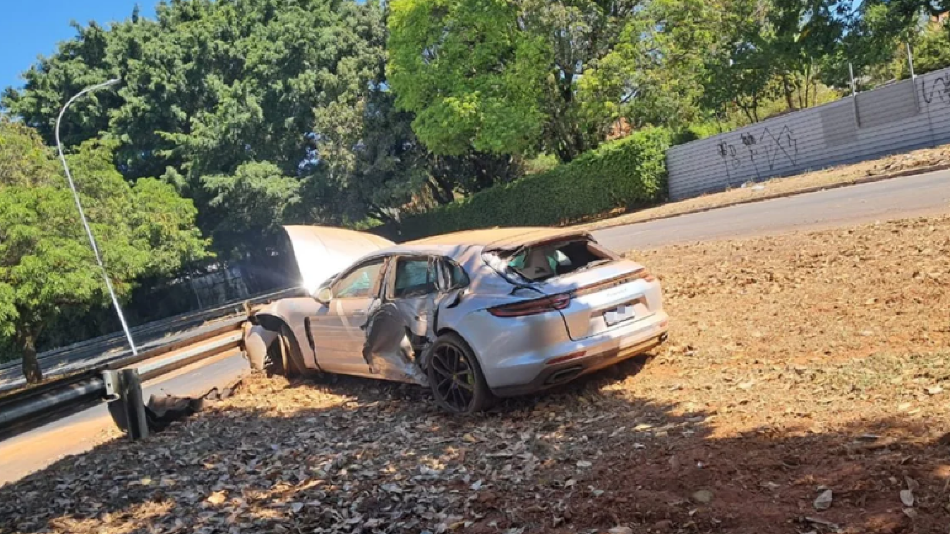 PCDF identifica motorista de Porsche destruído em grave sinistro no Lago Sul
