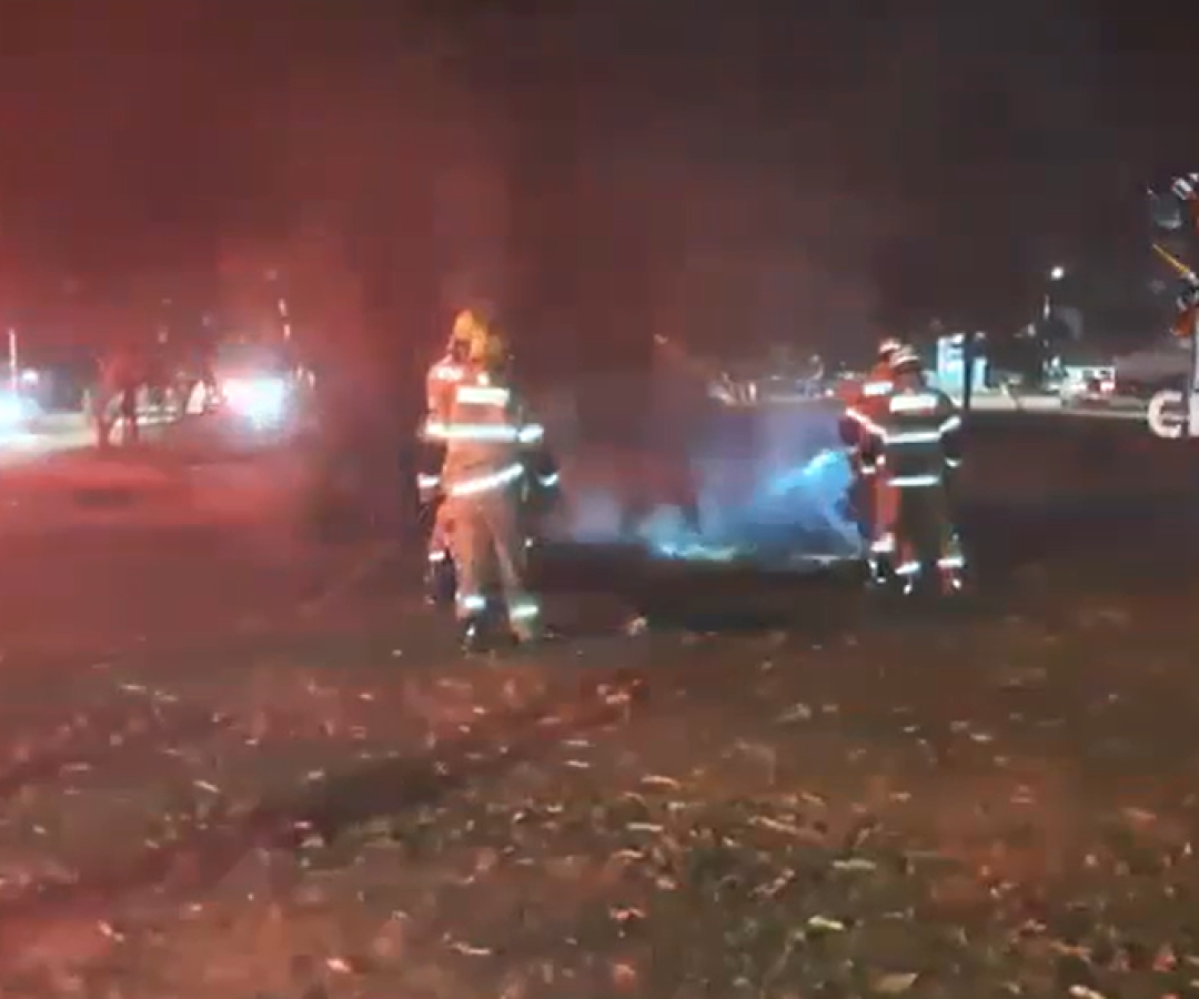 Bombeiros controlam incêndio em objetos de pessoa em situação de rua na Asa Norte