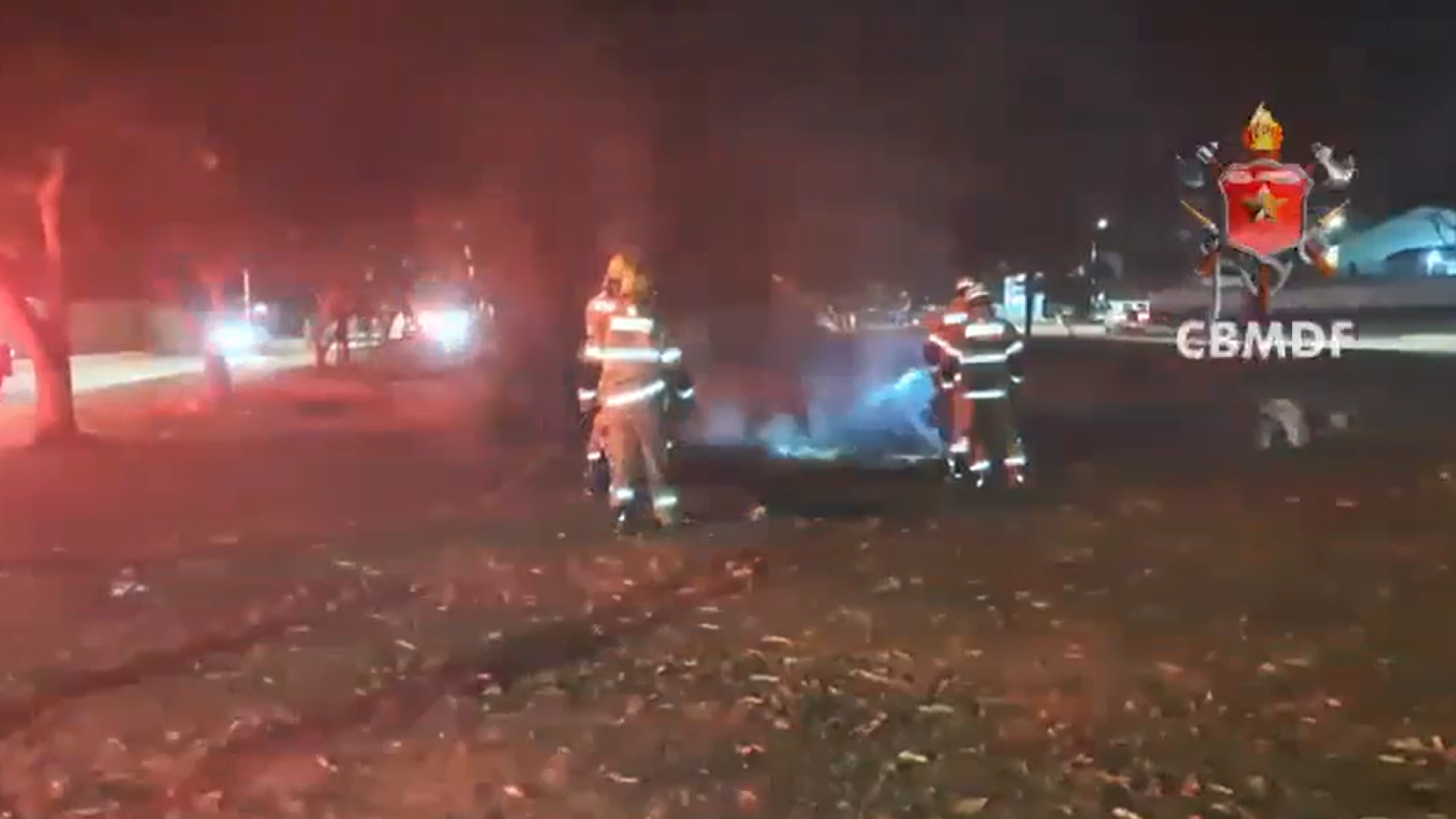 Bombeiros controlam incêndio em objetos de pessoa em situação de rua na Asa Norte