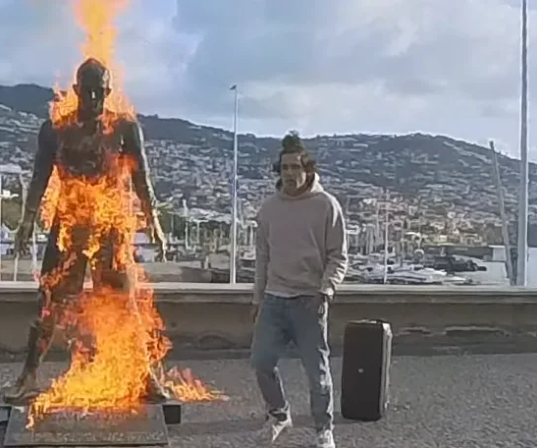 Homem ateia fogo em estátua de Cristiano Ronaldo na Ilha da Madeira; assista