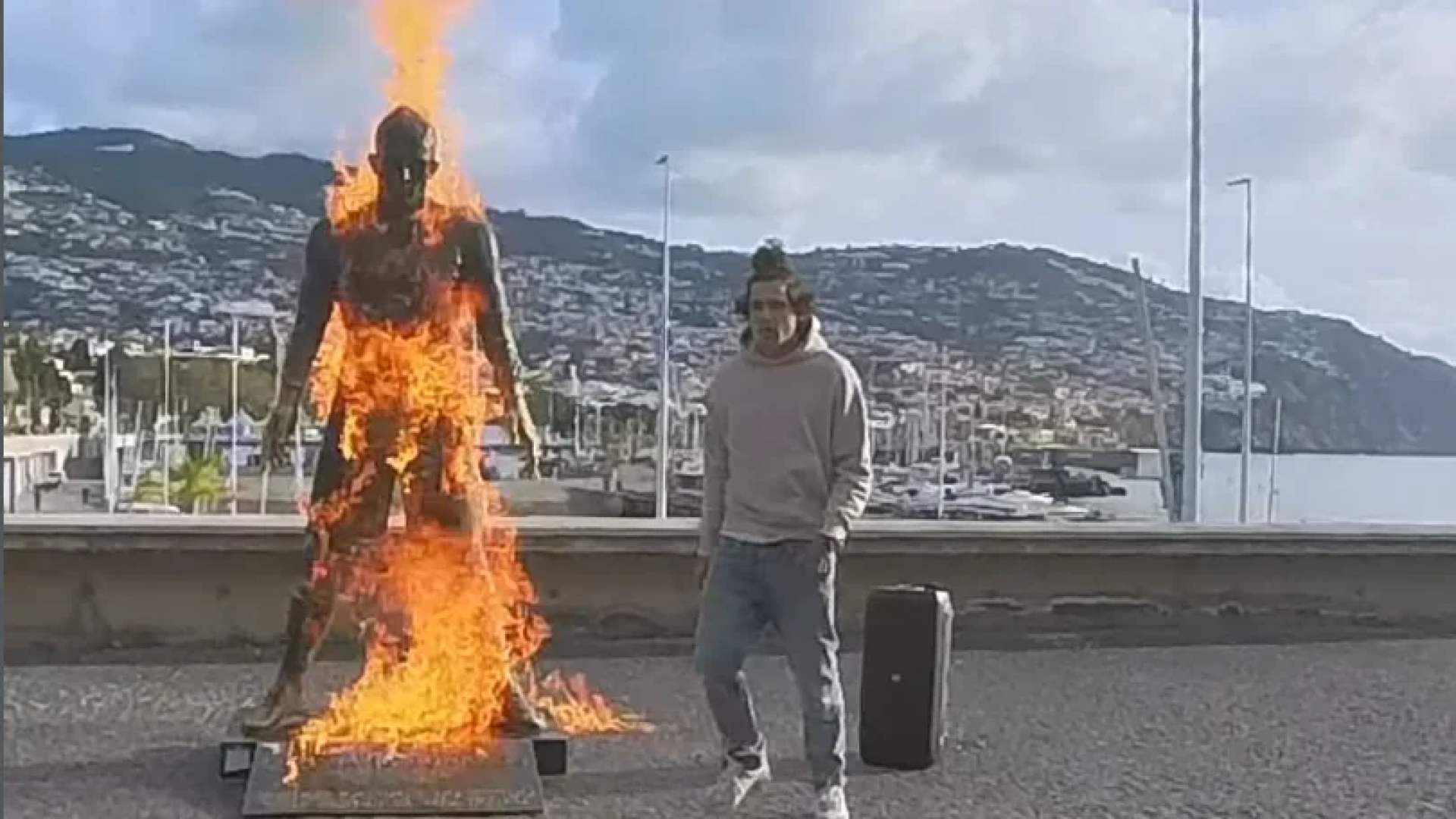 Homem ateia fogo em estátua de Cristiano Ronaldo na Ilha da Madeira; assista