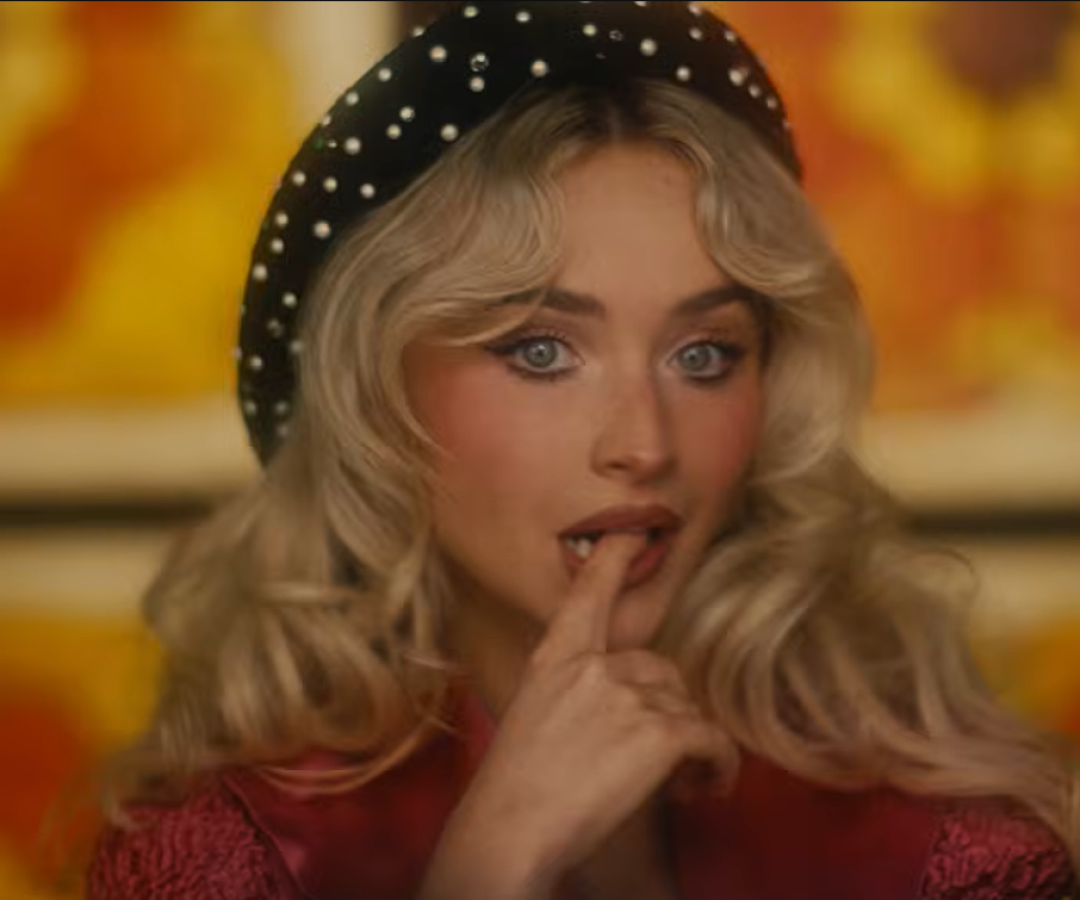 Sabrina Carpenter dirige e estrela clipe provocativo de “House Tour”