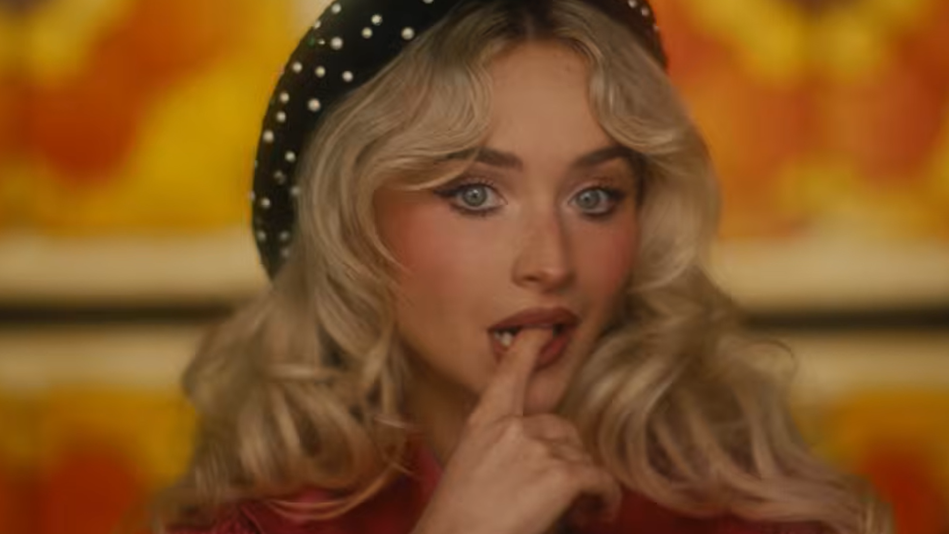Sabrina Carpenter dirige e estrela clipe provocativo de “House Tour”