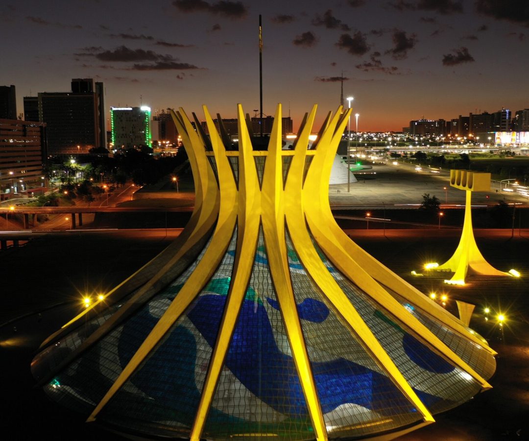 Catedral de Brasília reúne fiéis para a missa de lava-pés