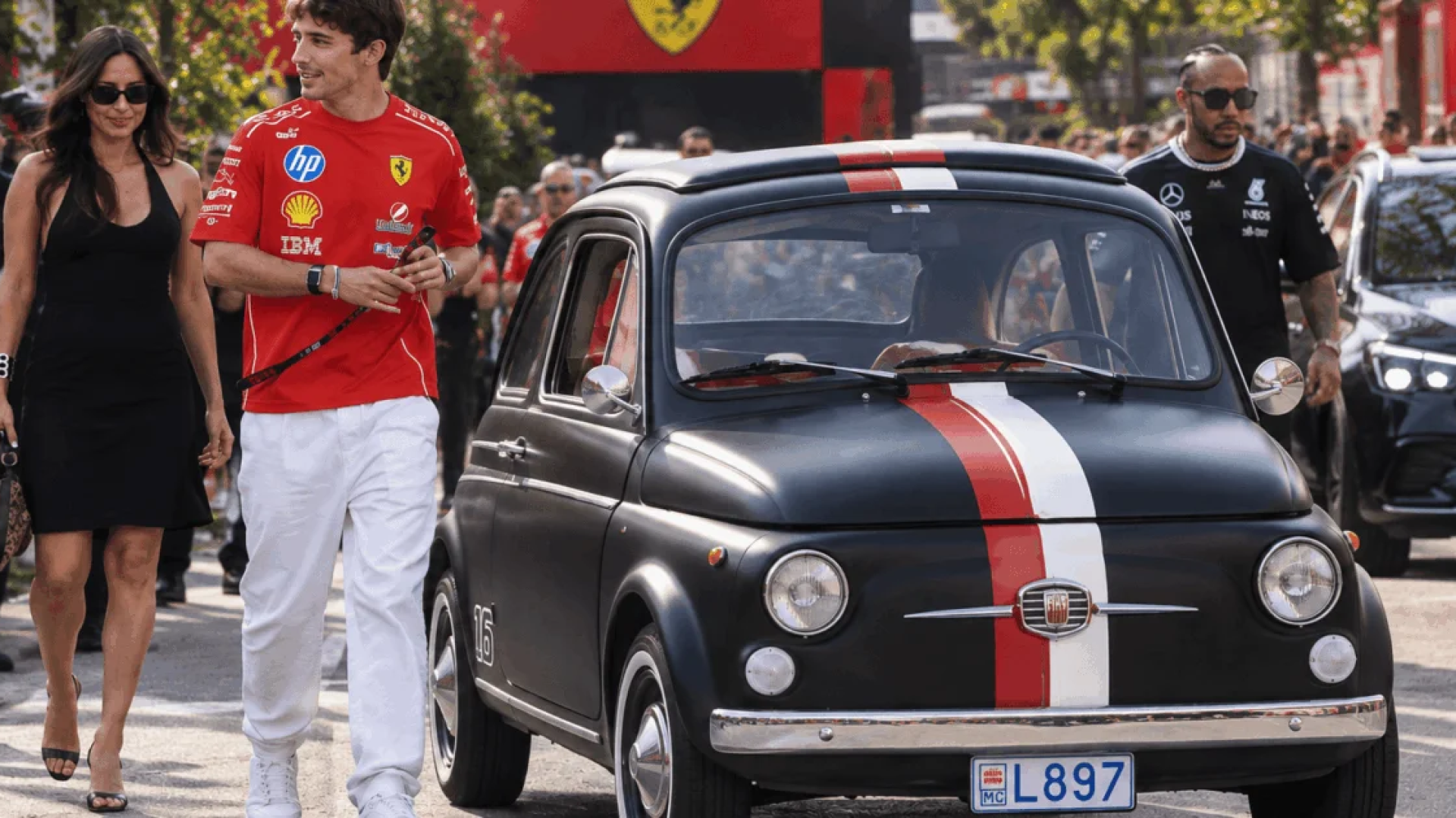 Charles Leclerc chega a Monza em “Fiat 500” personalizado