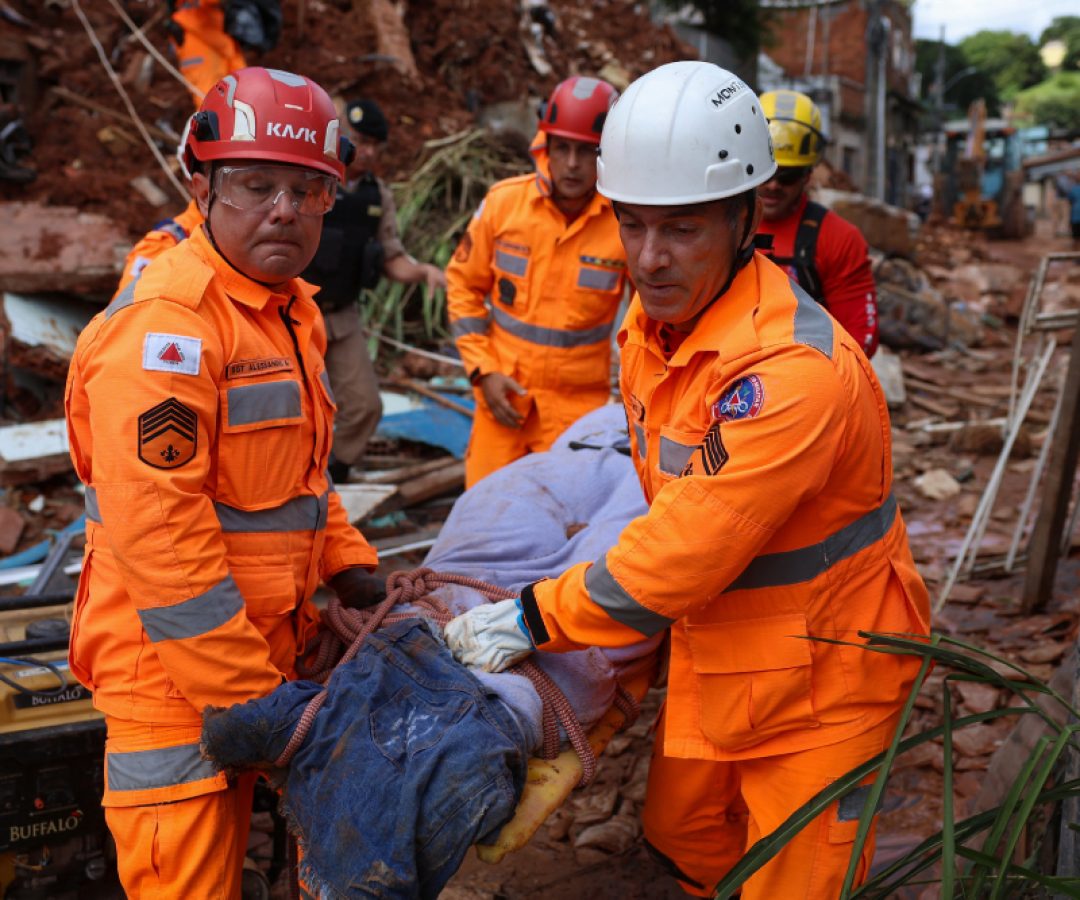 Ibaneis coloca CBMDF à disposição para auxiliar atingidos por fortes chuvas em Minas Gerais