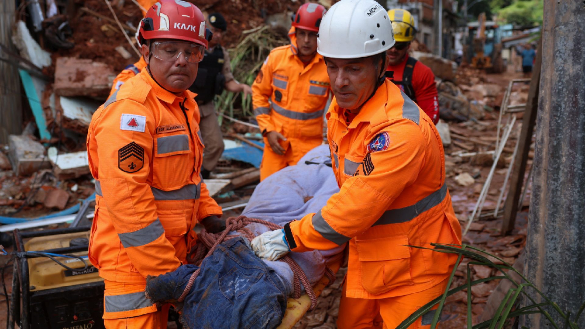 Ibaneis coloca CBMDF à disposição para auxiliar atingidos por fortes chuvas em Minas Gerais