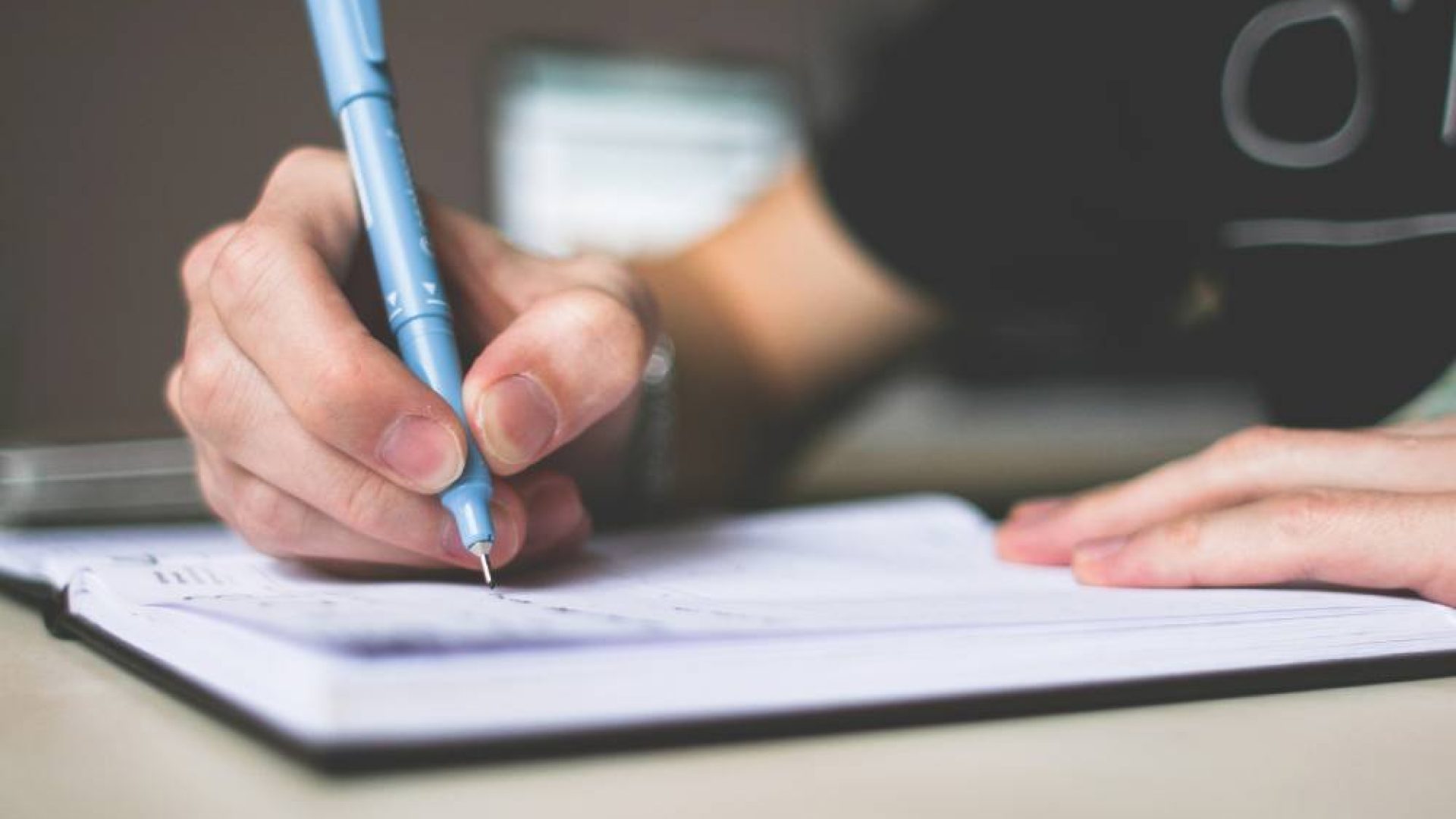 Concursos públicos abertos oferecem mais de 100 vagas