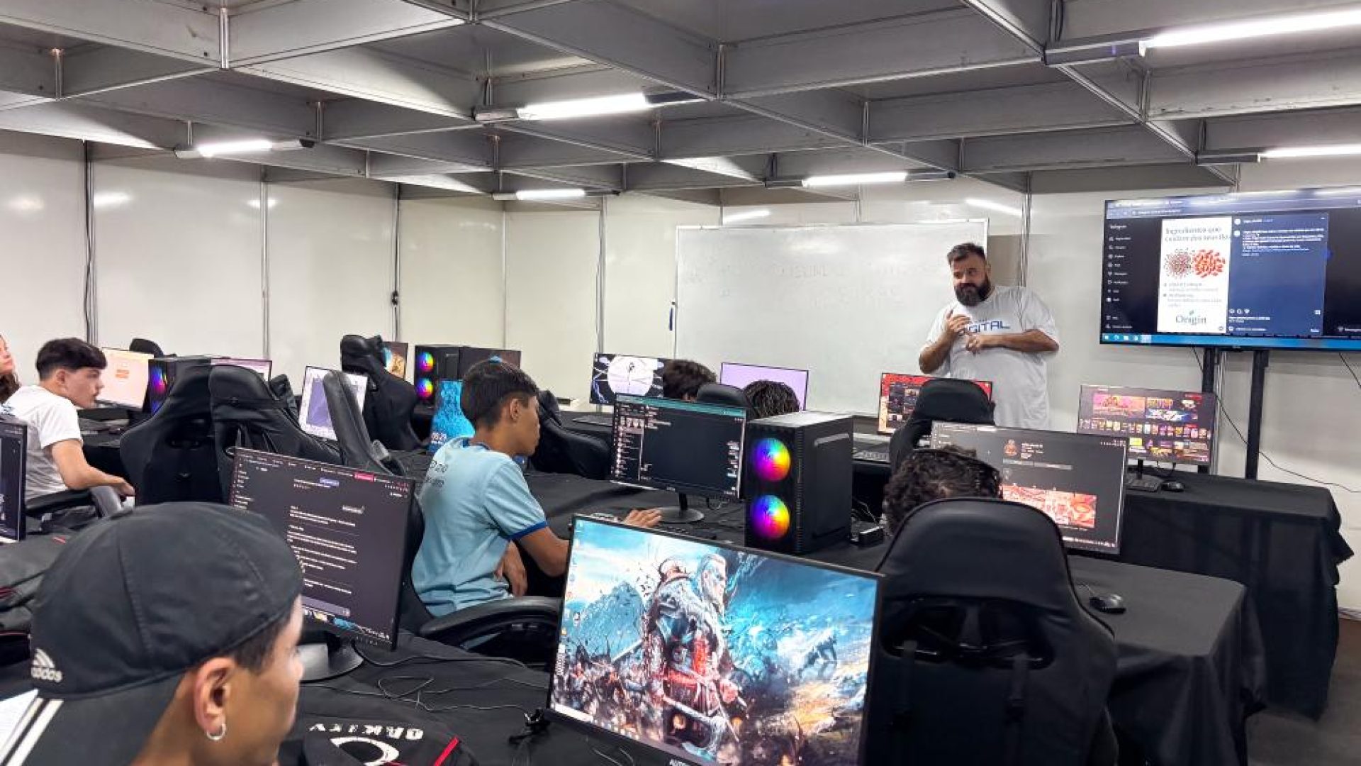 Pró-Jovem Digital forma 240 jovens e leva capacitação em tecnologia ao Gama e Sol Nascente