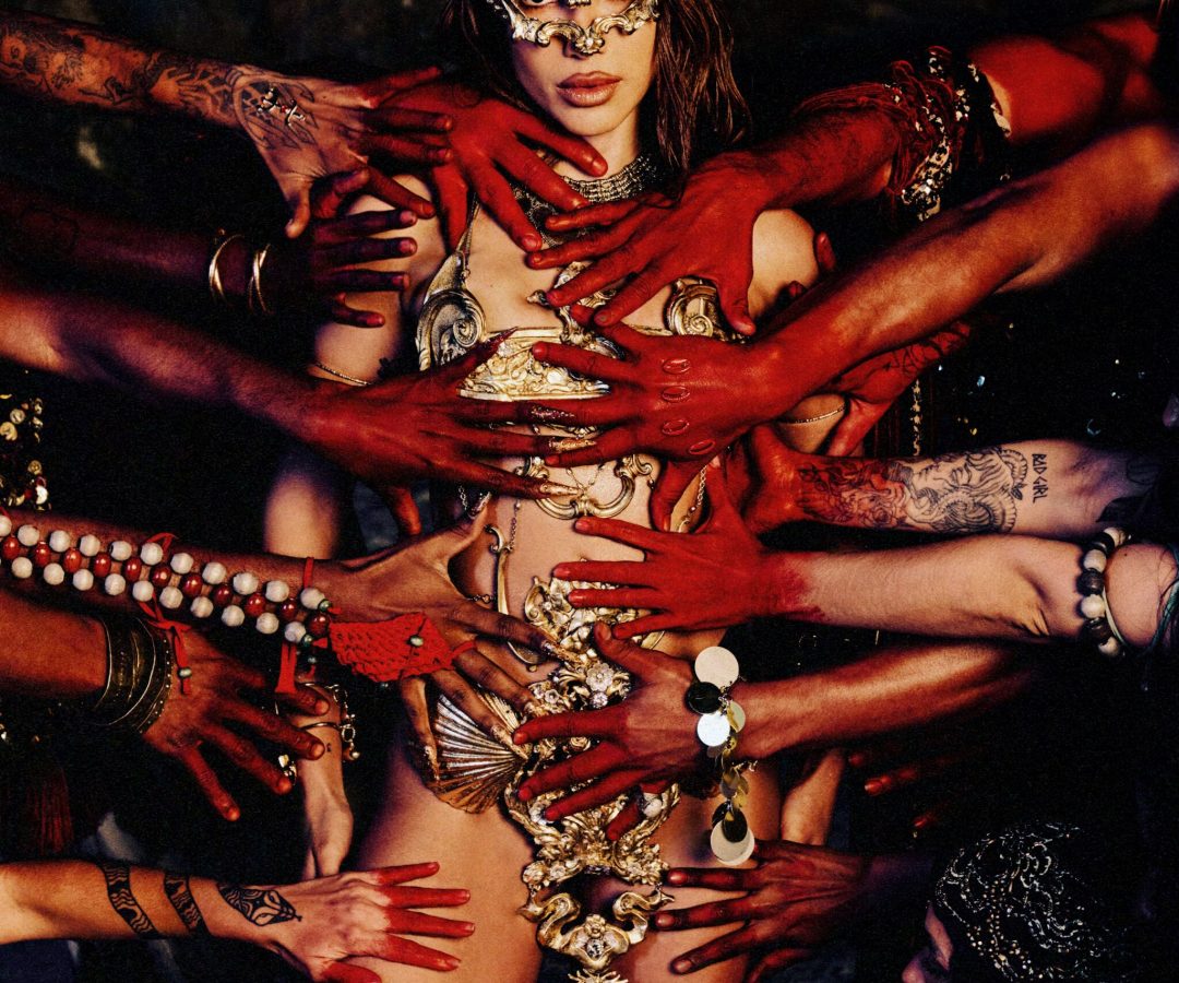 Anitta aprofunda mergulho na espiritualidade e na música brasileira em novo álbum