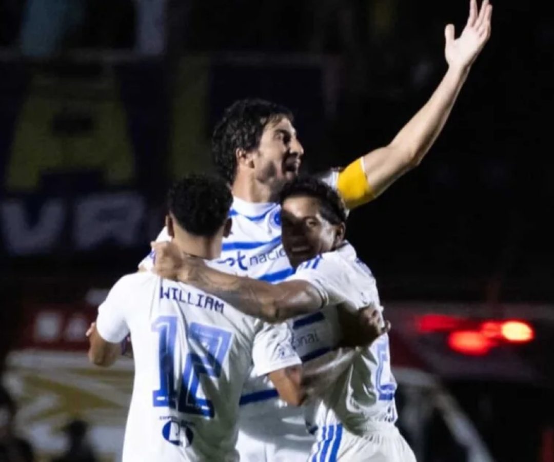 Cruzeiro vence Pouso Alegre por 2 a 1 e larga na frente nas semifinais do Mineiro