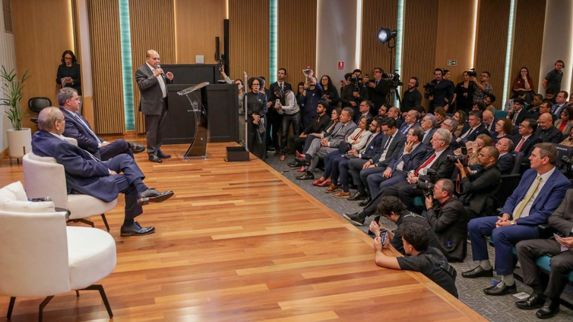 Ibaneis Rocha destaca setor terciário como essencial para empregos no DF