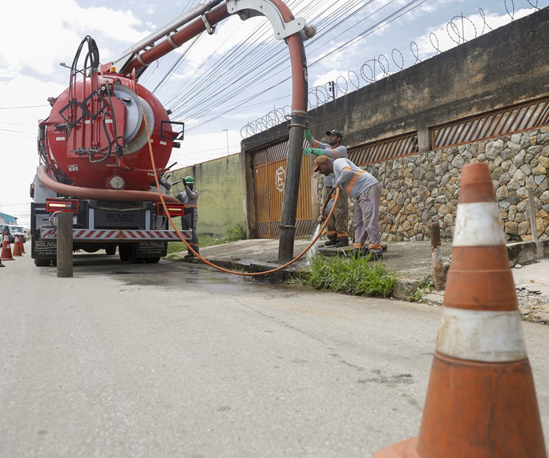 Sistema mecanizado já retirou mais de 248 mil toneladas de resíduos de bocas de lobo e galerias pluviais no DF