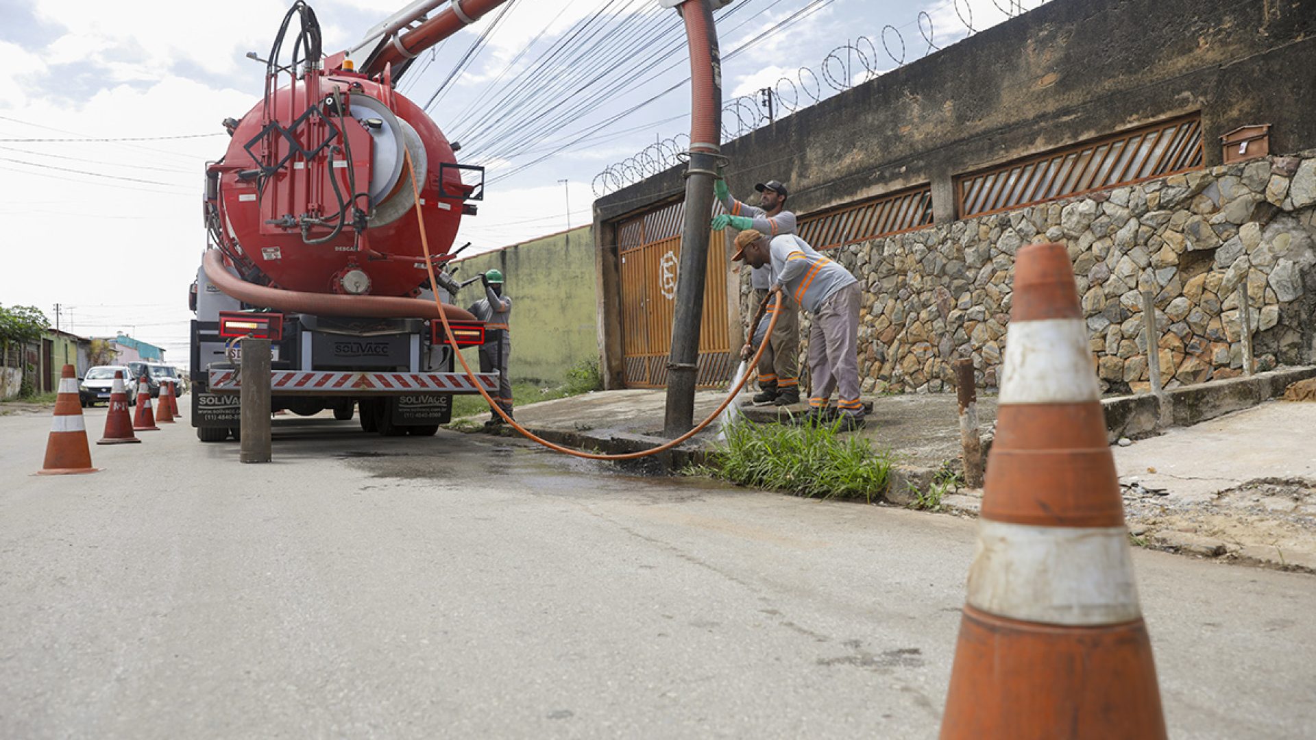 Sistema mecanizado já retirou mais de 248 mil toneladas de resíduos de bocas de lobo e galerias pluviais no DF