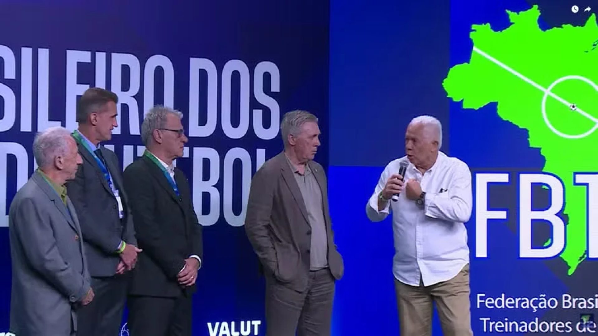 Federação dos Técnicos repudia ataques de Oswaldo de Oliveira e Leão a estrangeiros