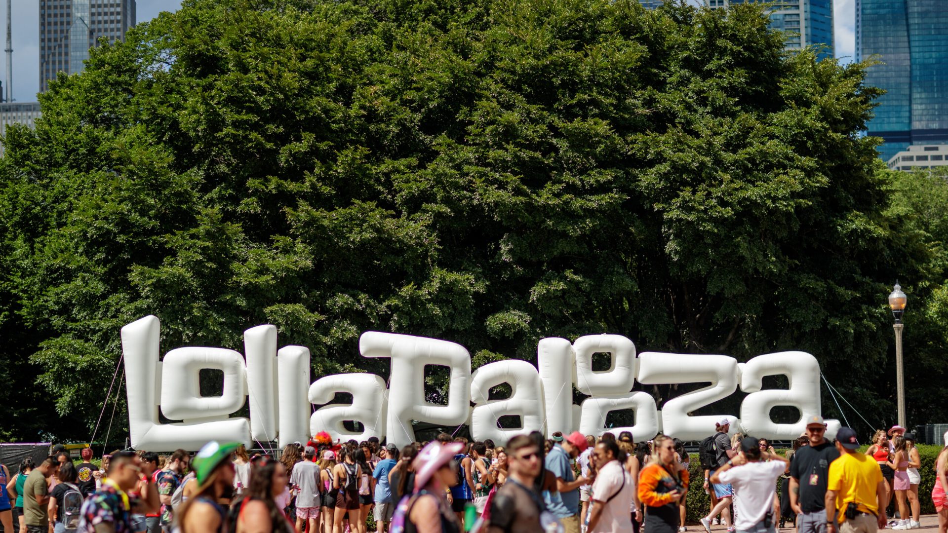 Lollapalooza anuncia horários com shows de Chappell Roan e Sabrina Carpenter