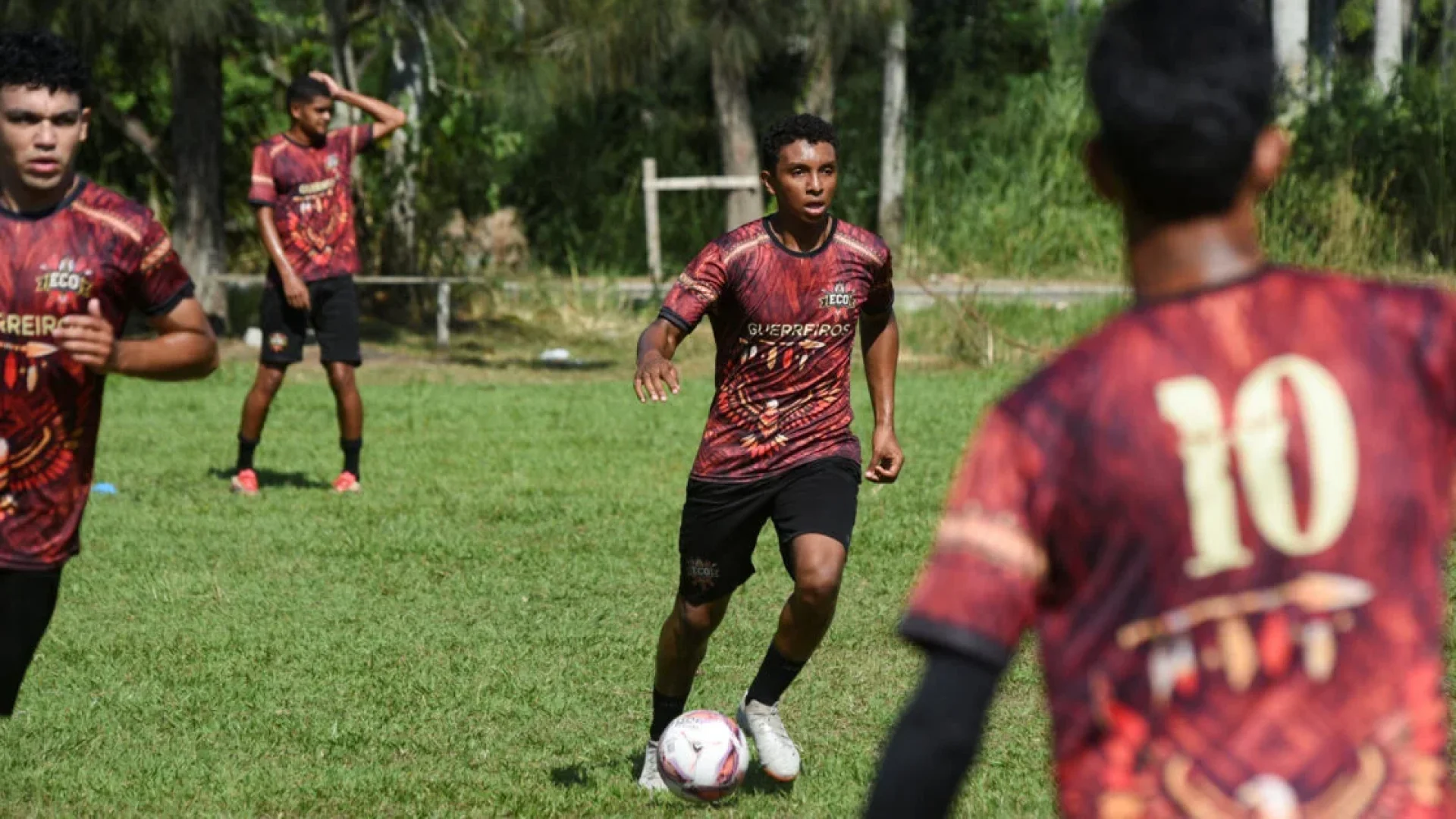 Primeiro time 100% indígena estreia no futebol profissional brasileiro