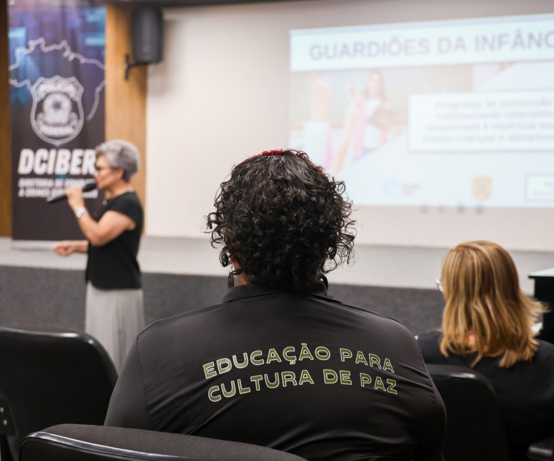 Palestra capacita educadores do DF contra abusos em redes sociais
