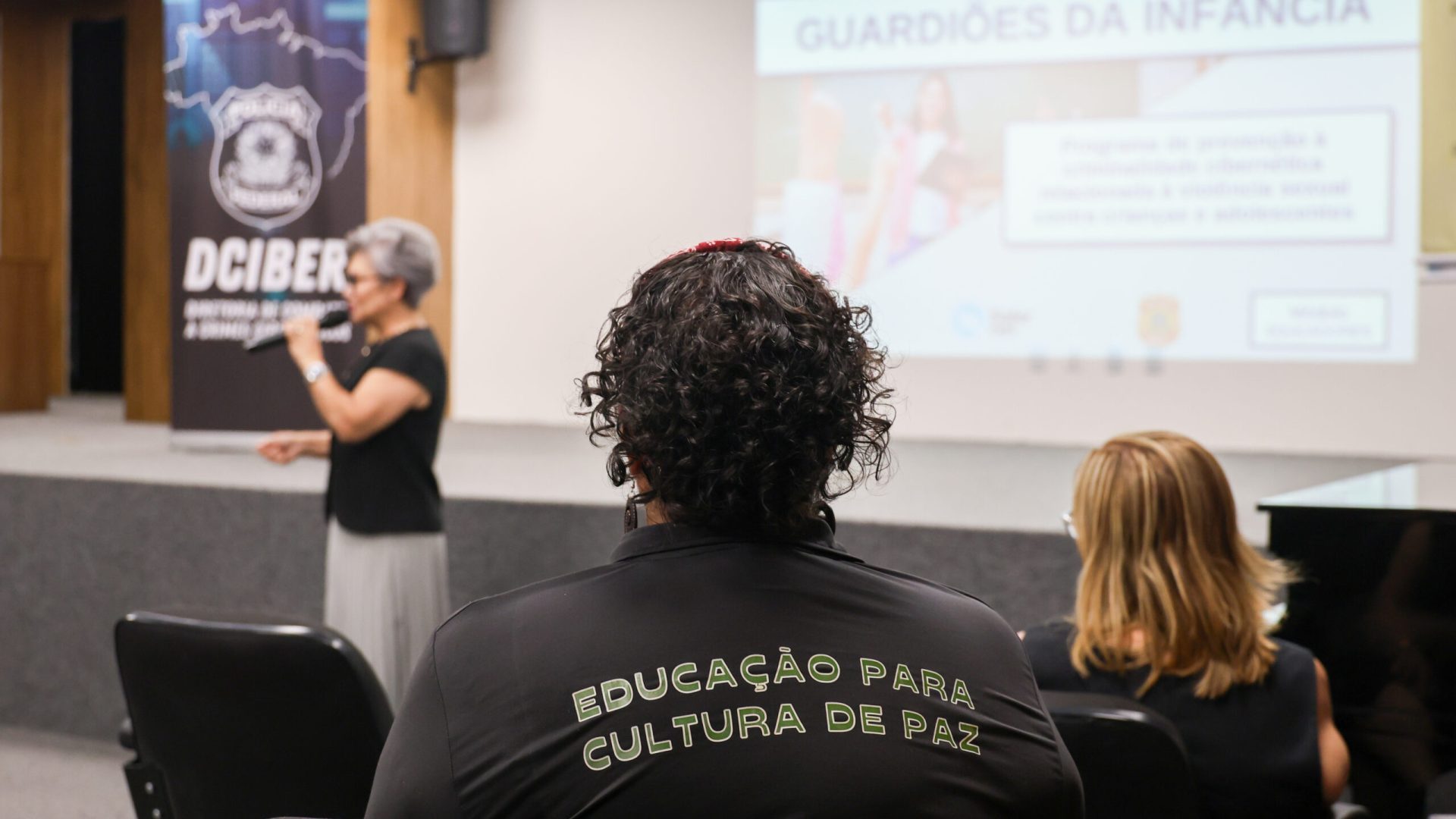 Palestra capacita educadores do DF contra abusos em redes sociais