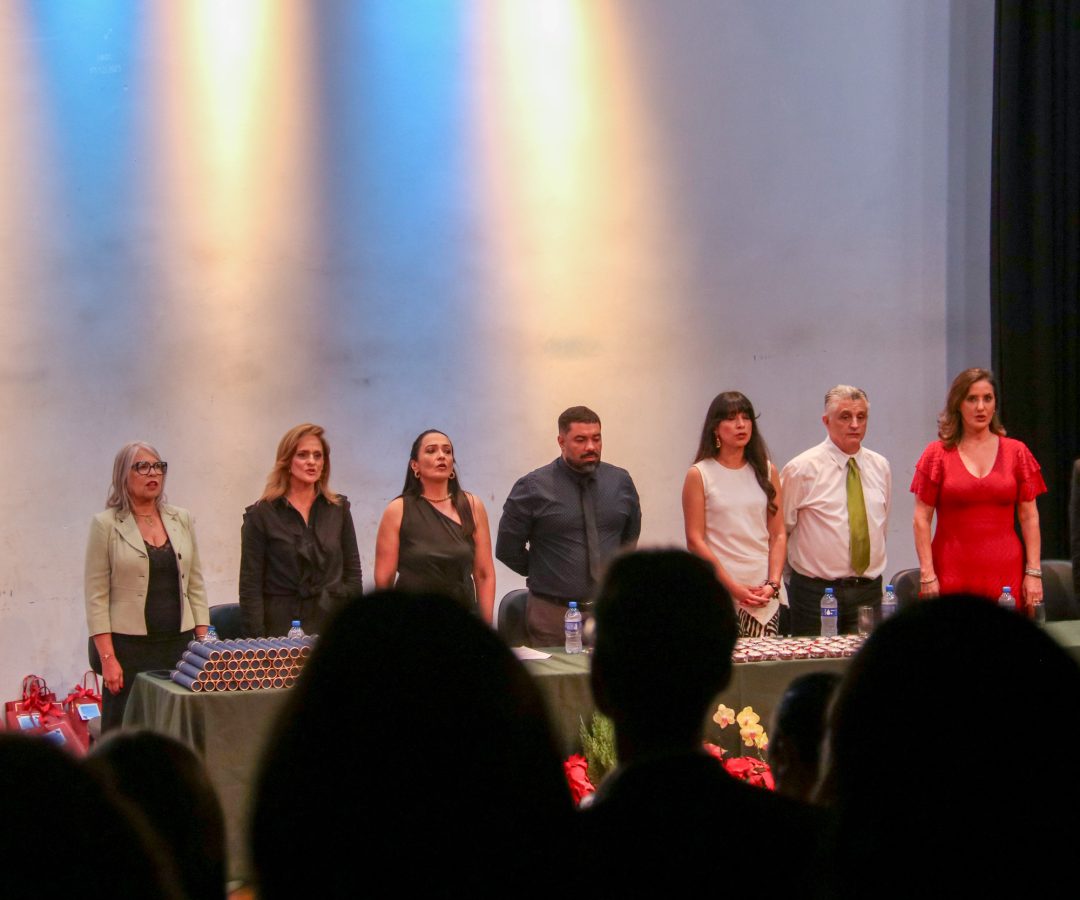 Alunos do Centro Interescolar de Línguas 01 de Brasília celebram formatura em cursos de idiomas