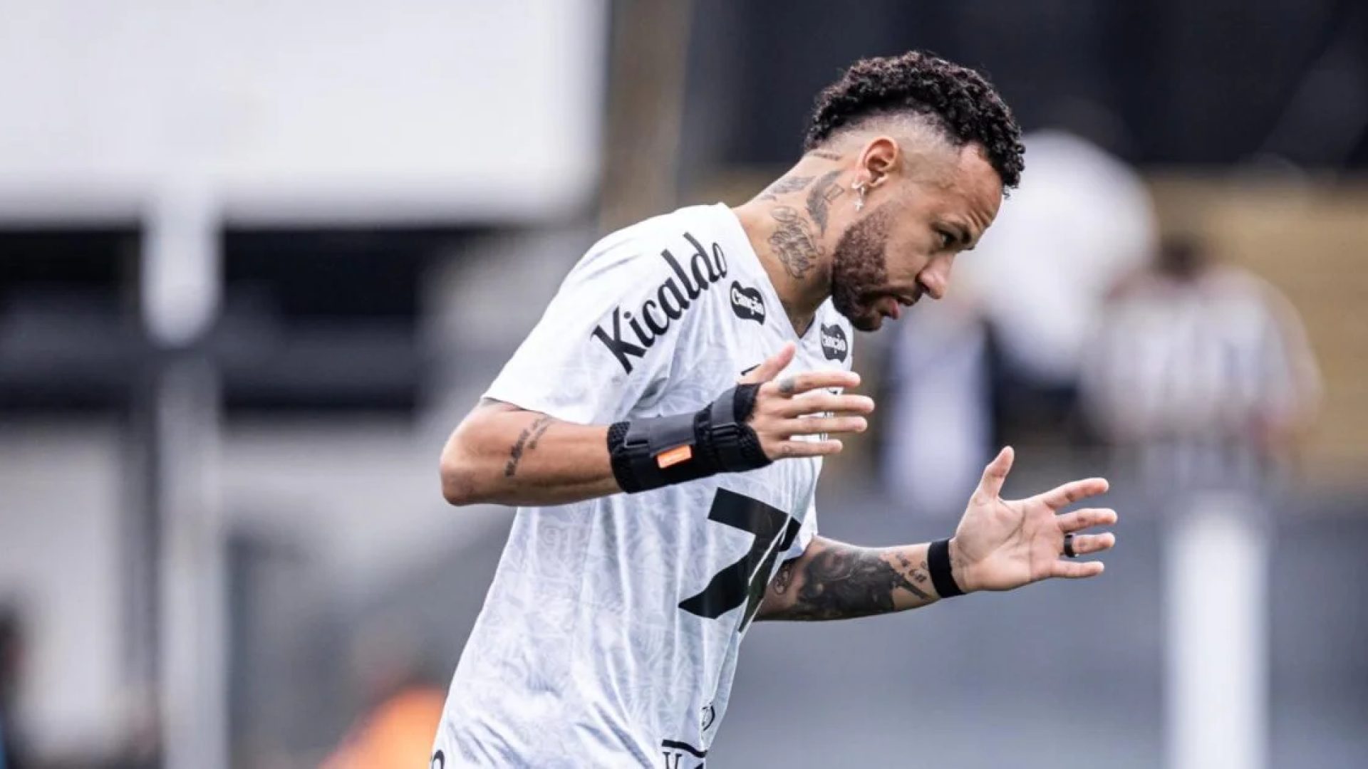 Neymar tem presença incerta em clássico com o Palmeiras no sintético do Allianz