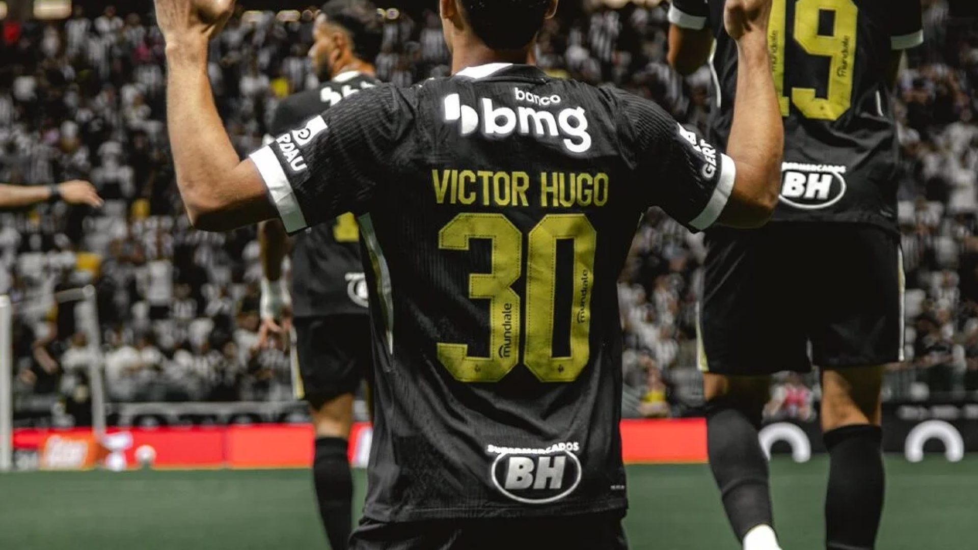 Atlético-MG vence Athletico-PR e sobe na tabela do Brasileirão
