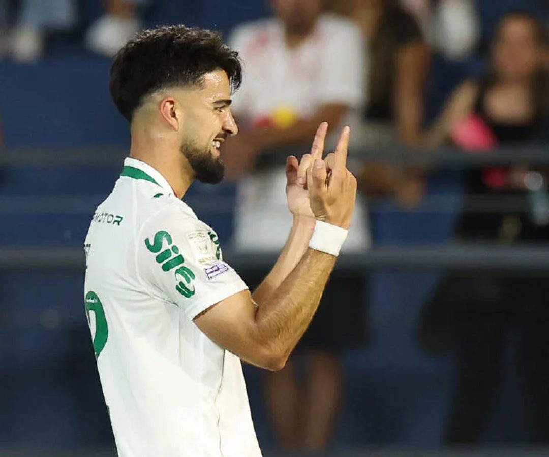 Palmeiras bate o Red Bull Bragantino e se isola na liderança do Brasileirão