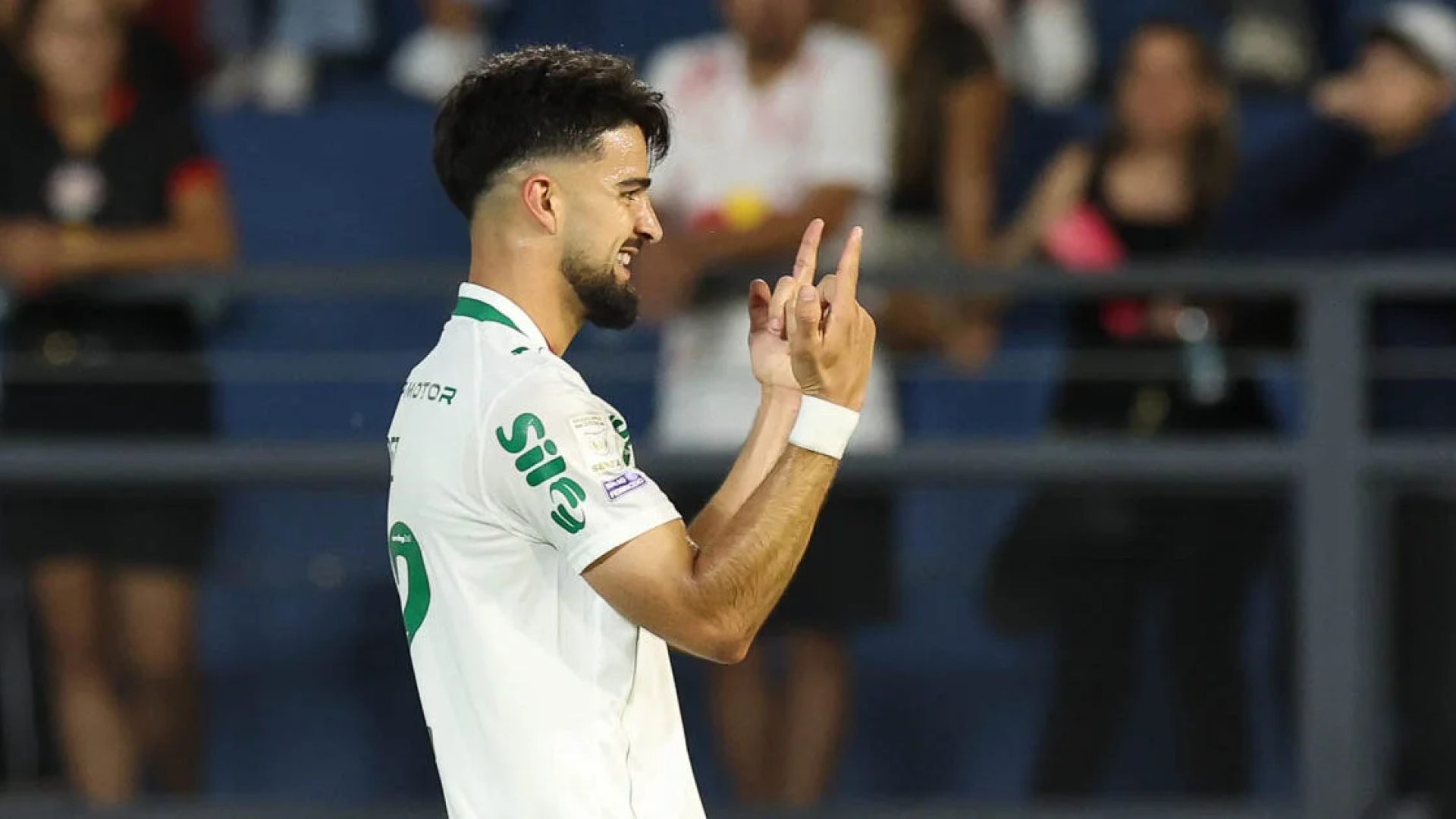 Palmeiras bate o Red Bull Bragantino e se isola na liderança do Brasileirão