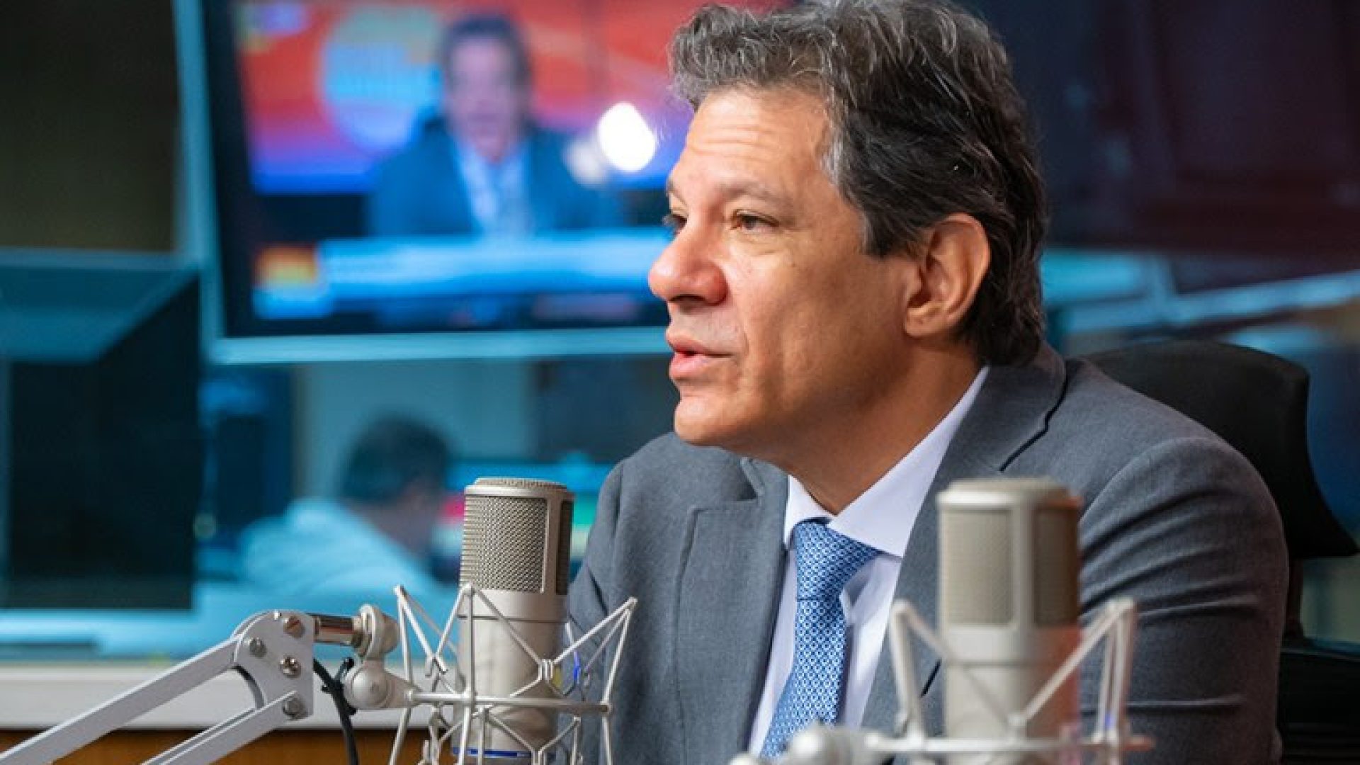 Tarifaço prejudicou mais que beneficiou população dos EUA, diz Haddad