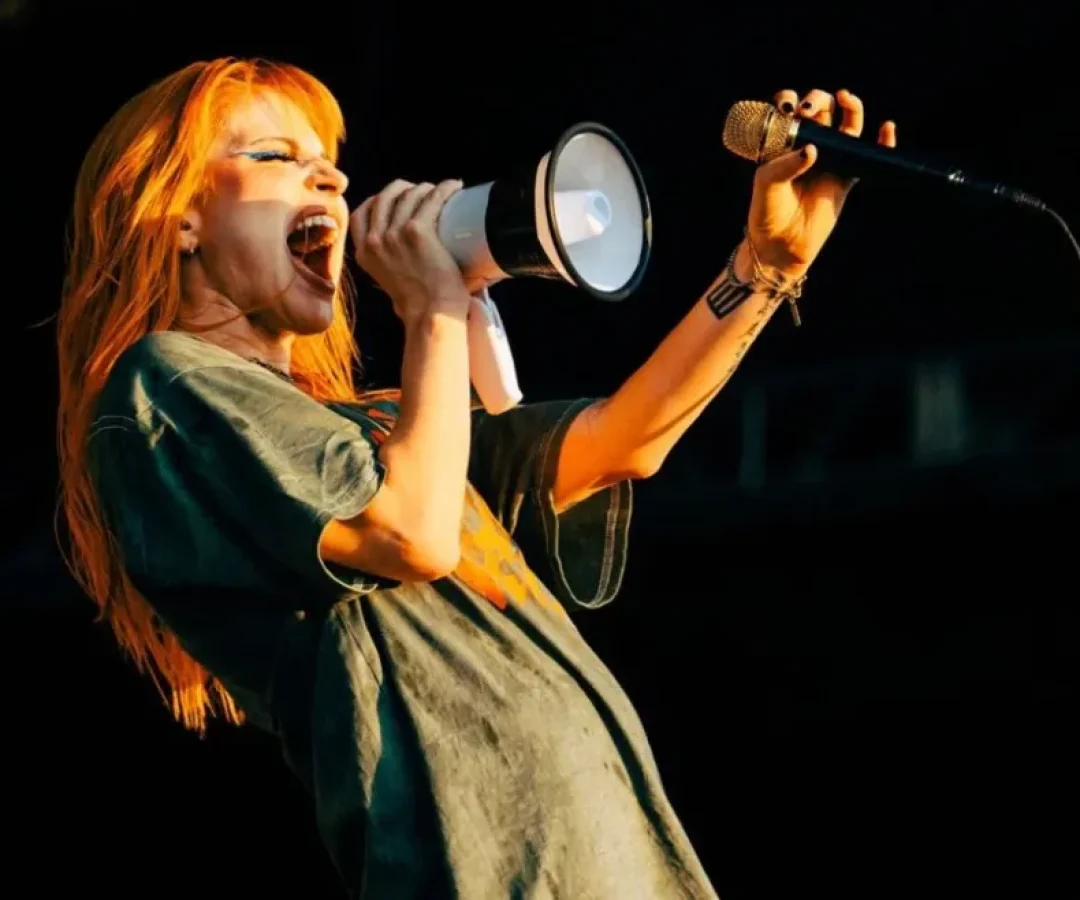 Hayley Williams diz por que se descolou do Paramore com disco sobre confissões